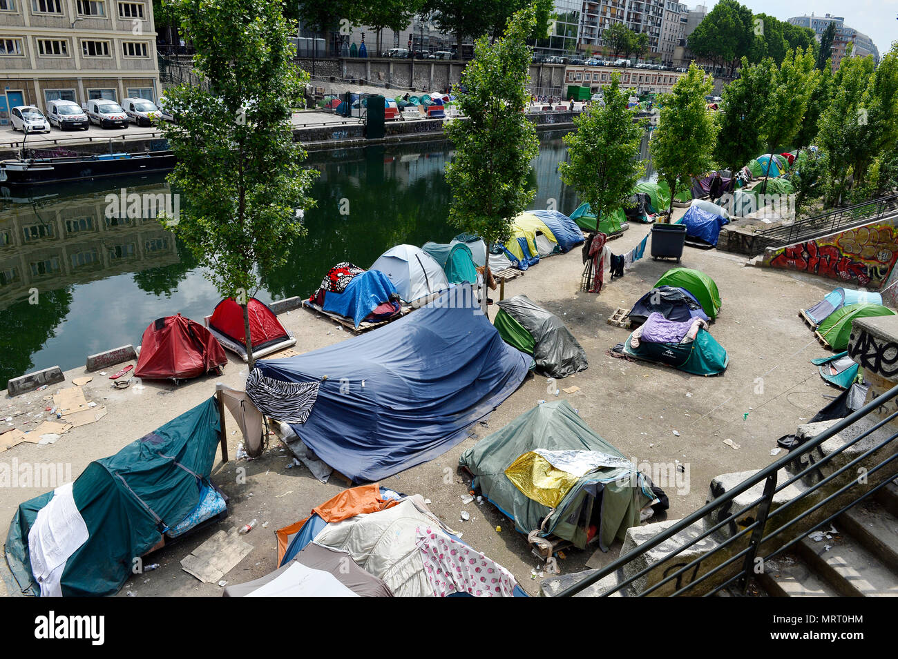 Un accampamento di migranti, principalmente a casa per gli afgani, si è andata diffondendo lungo il Canal Saint-Martin in récent mesi - Parigi - Francia Foto Stock