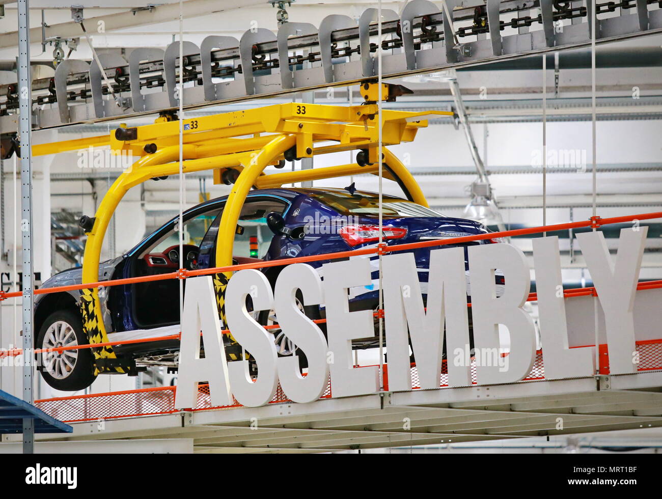 Linea di produzione auto con vetture infinite in fila presso lo stabilimento Maserati. Foto Stock