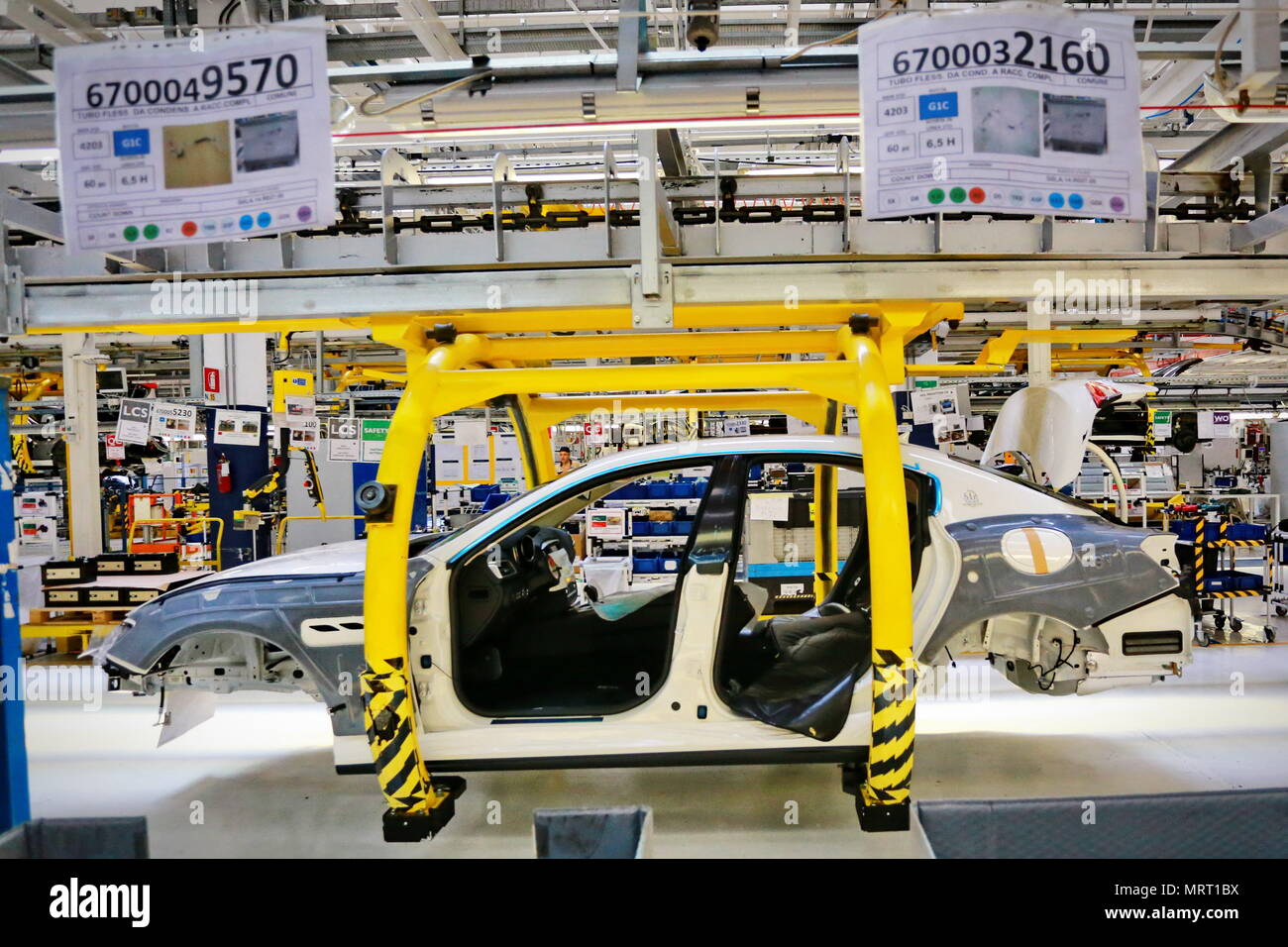 Linea di produzione auto con vetture infinite in fila presso lo stabilimento Maserati. Foto Stock