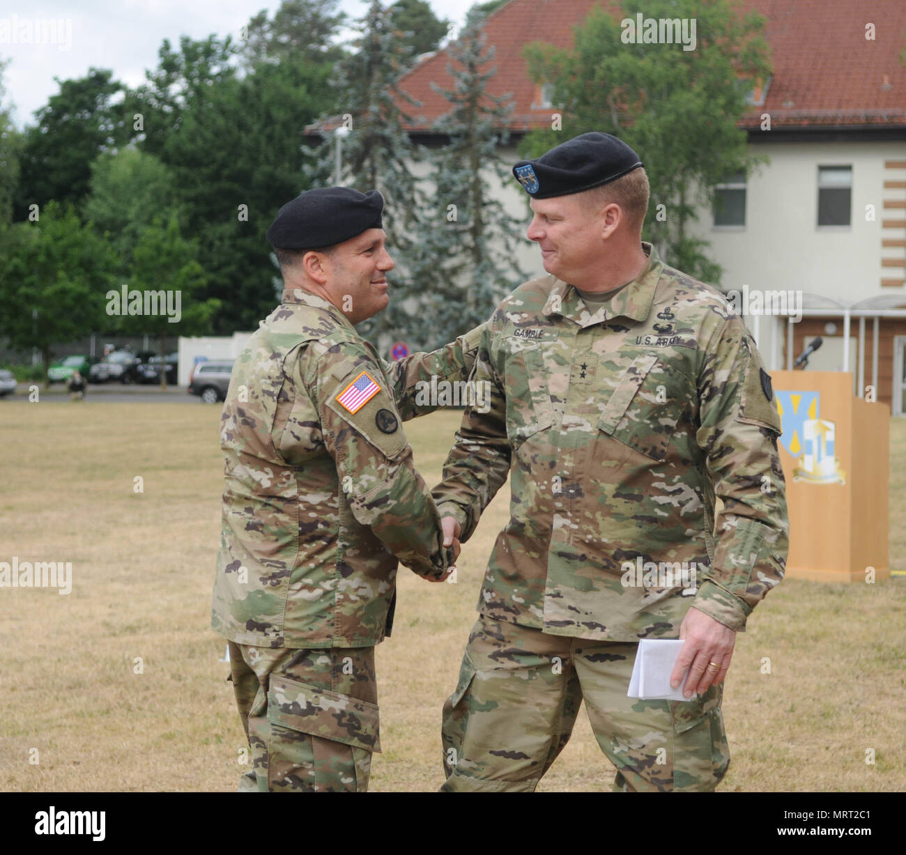 Kaiserslautern, Germania - Il Mag. Gen Duane A. Gamble, XXI TSC outgoing comandante generale accoglie favorevolmente il Mag. Gen. Steven Shapiro A. come il nuovo comandante generale per il XXI TSC, Giugno 30, in una modifica del comando cerimonia tenutasi il Daenner Kaserne. Foto Stock