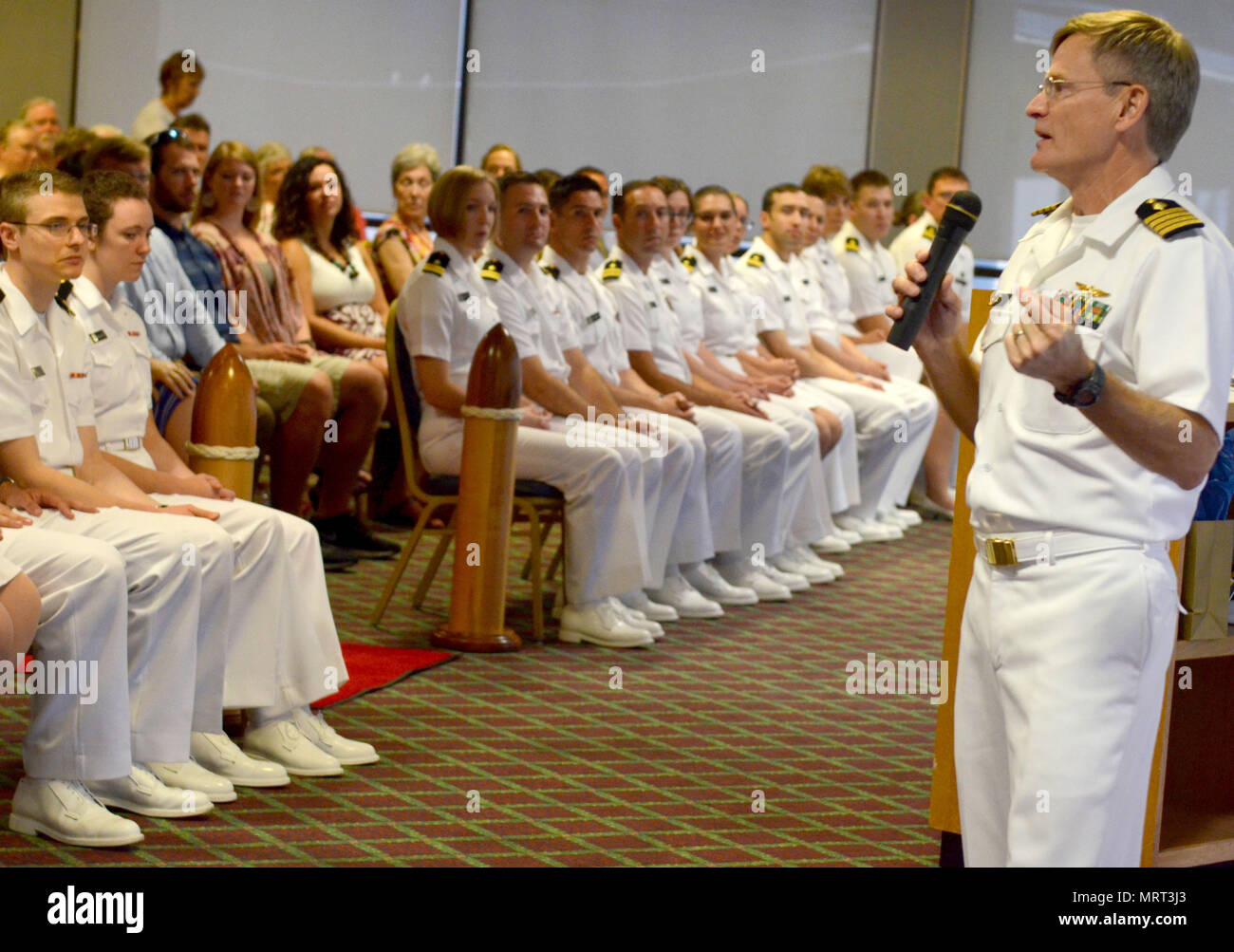 Il Jacksonville, Florida (30 giugno 2017) - Capt. William Todd, Ospedale Navale di Jacksonville delegato, parla di medicina familiare residenti e stagisti durante l'ospedale di medicina di famiglia Residency Program graduazione tenutasi il 30 giugno a Naval Air Station Jacksonville funzionari dell' club. L'ospedale ospita la marina è più antica e più grande medicina di famiglia Residency Program e ha guadagnato numerosi premi per attività scolastica, di insegnamento e di formazione clinica. (U.S. Navy foto di Giacobbe Sippel, Ospedale Navale di Jacksonville/RILASCIATO). Foto Stock