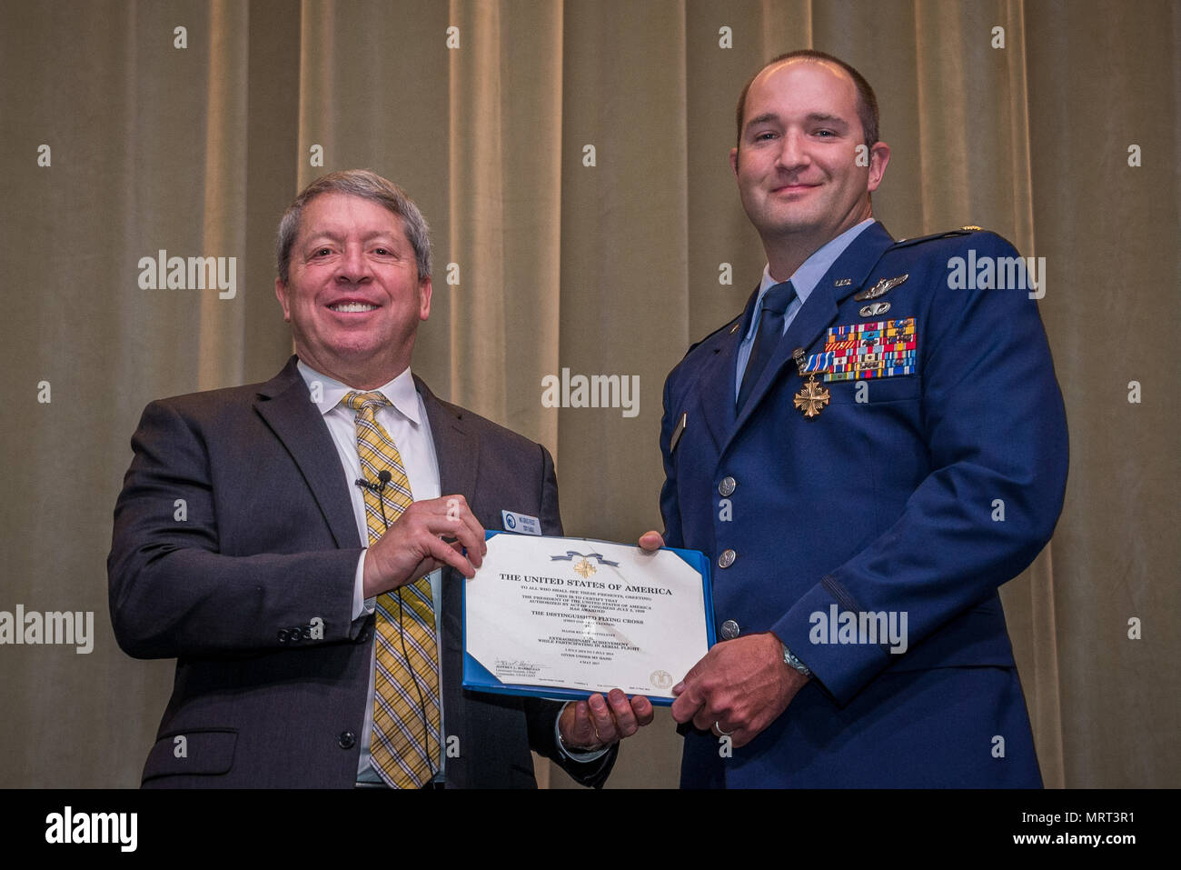 Maxwell AFB, AL - Pensionati Aria forza maggiore generale Gregory A. Feest premi Comando aria e personale studente di college Maj Ryan Mittelstet illustri battenti croce con coraggio per il suo eroismo in combattimento. La cerimonia ha avuto luogo durante la raccolta delle Aquile (GOE) 2017 il 30 maggio 2017 in Polifka Auditorium. Gen Feest è uno delle Aquile per GOE 2017. GOE program riunisce aviation eroi e pionieri per condividere le loro esperienze e a fornire ispirazione per futuri leader dell'aviazione. Gen Feest era un comando pilota con più di 5.600 ore di volo, compresi più di 800 ore di combattimento guadagnato durante la op Foto Stock