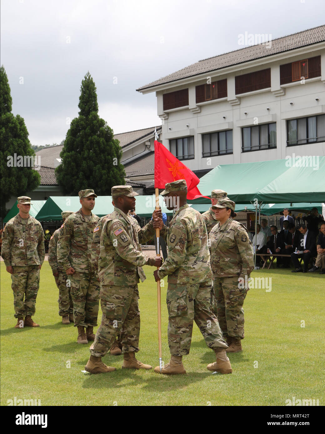 Il cap. Anton McDuffie di Tampa, Florida (sinistra), comandante in arrivo, XIV la difesa missilistica batteria, riceve il XIV MDB guidon da Briga. Gen. Sean A. Gainey, commander, 94th esercito aria e la difesa missilistica comando durante una variazione combinata di comando e responsabilità cerimonia di premiazione che si terrà lunedì, 26 giugno 2017, l'Hotel Centrale a Omiya, Kyotango, Giappone. Questa cerimonia significava il completo trasferimento di responsabilità, l'autorità e la responsabilità di un unico comando team a un altro. McDuffie ha assunto il comando delle unità da magg. Sara Cardenas di Chicago, Ill. Foto Stock