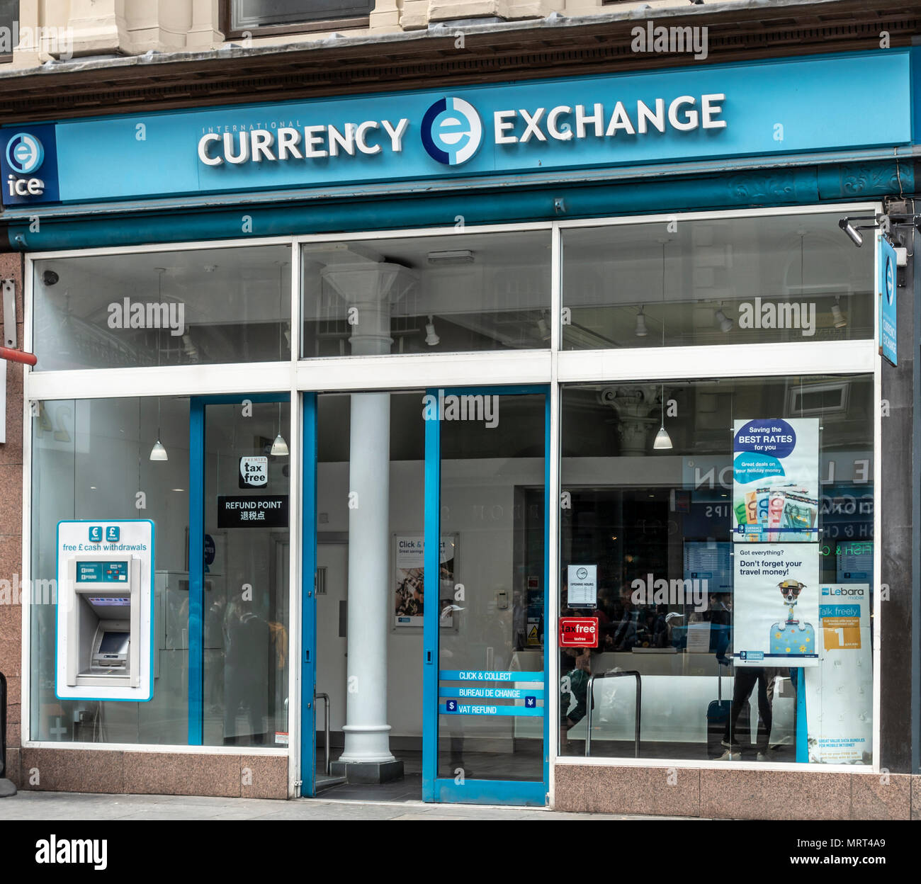 Facciata e ingresso del ramo del Cambio valuta internazionale di fronte la Stazione Centrale di Glasgow, Scotland, Regno Unito Foto Stock