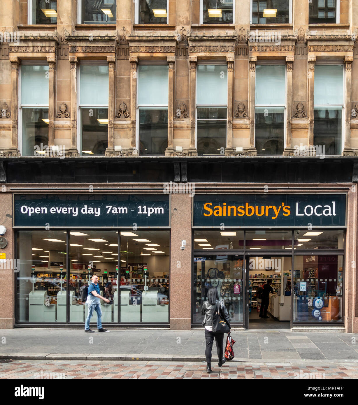 Facciata e ingresso aperto al Sainsbury's supermercato locale filiale a Gordon Street, di fronte la Stazione Centrale di Glasgow, Scotland, Regno Unito Foto Stock