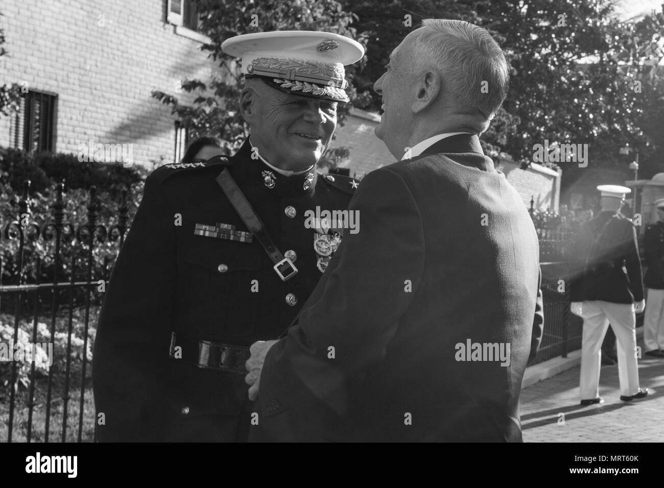 Il comandante del Marine Corps gen. Robert B. Neller, sinistra, parla con il Segretario James N. Mattis, Dipartimento della Difesa, prima di una serata parade presso caserma marini Washington, Washington D.C., il 30 giugno 2017. Neller ha ospitato la parata e Mattis è stato ospite d'onore. (U.S. Marine Corps foto di Cpl. Samantha K. Braun) Foto Stock