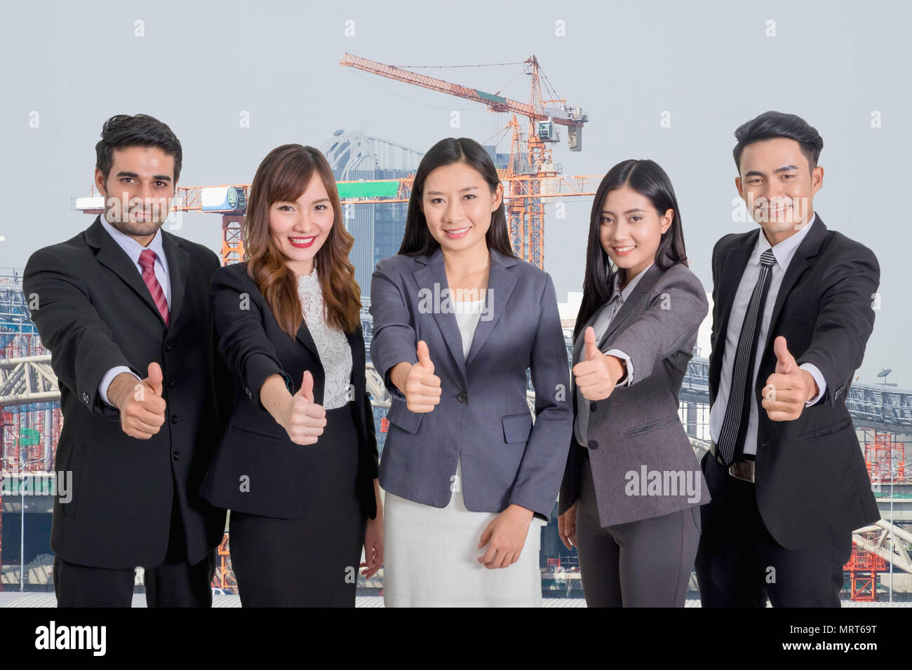 Business di successo di organizzazioni o di successo del gruppo del team aziende sollevare i pollici per mostrare il successo nella pianificazione e nel controllo del loro lavoro. Foto Stock