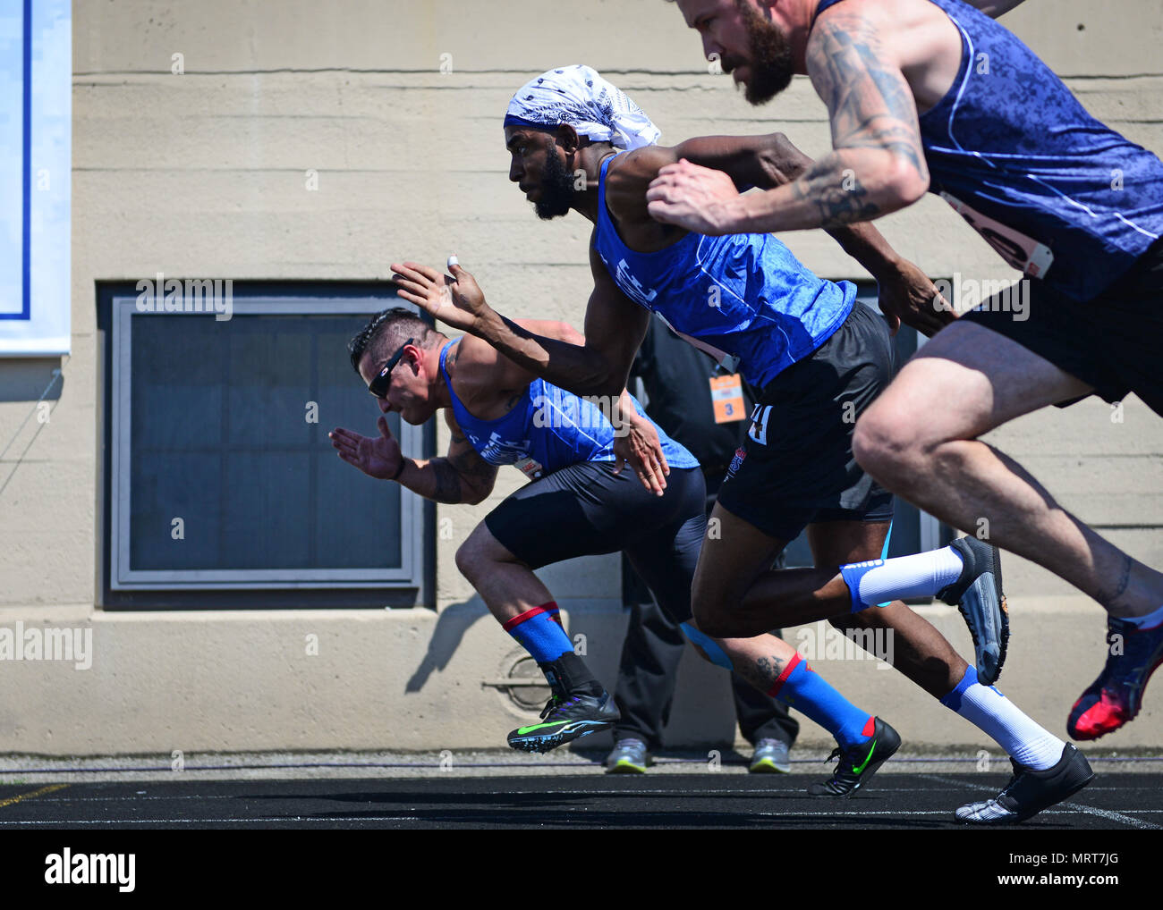 Il Department of Defense Warrior Games è una competizione sportiva adattiva annuale per i membri del servizio e i veterani feriti, malati e feriti istituita nel 2010. Un'immagine d'archivio registra i concorrenti che hanno iniziato la corsa di 100 metri alla Lane Technical College Preparatory High School di Chicago, Illinois, il 2 luglio 2017. La stampa fotografica storica documenta gli eventi in pista e sul campo contestati dai partecipanti del Team Air Force. Foto Stock