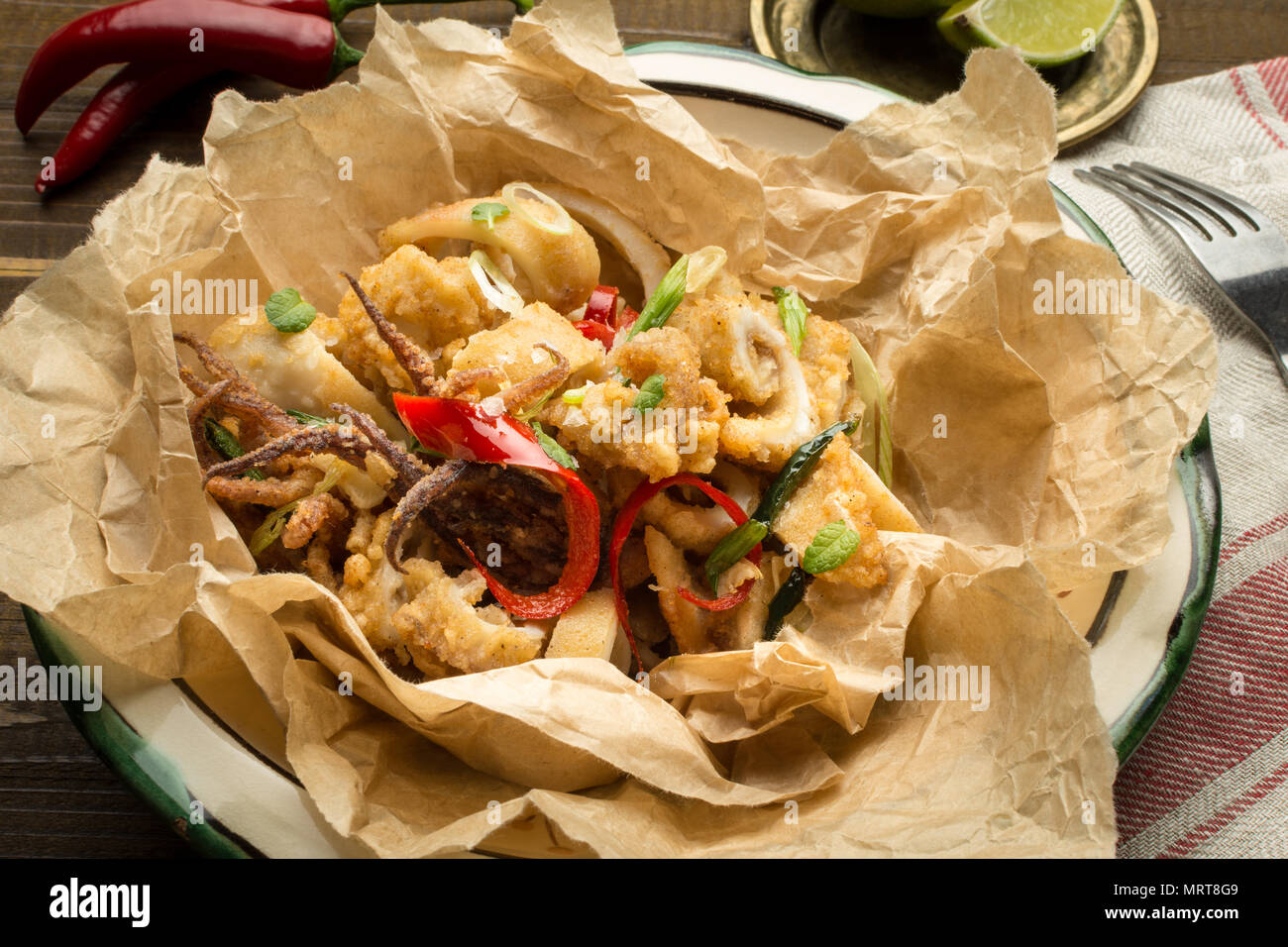 Calamari fritti con peperoncino e foglie di menta Foto Stock