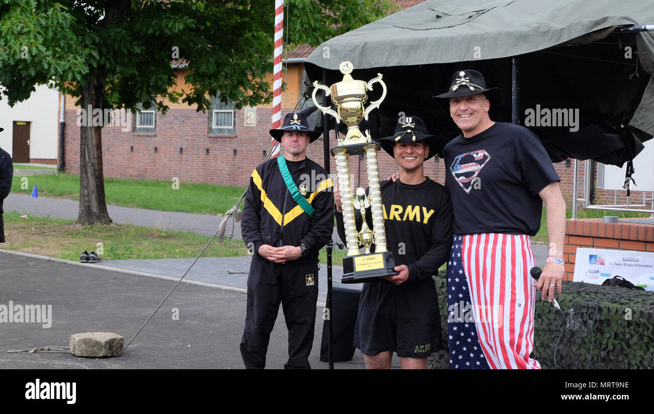 Gruppo di Combattimento Polonia U.S. Comandante dell esercito Lt. Col. Steven Gventer presenta Eagle della truppa commander il Commander's Cup Trofeo per guadagnare più punti durante tutti gli eventi sportivi alla battaglia del gruppo multinazionale Primo Giorno Di Indipendenza celebrazione presso Bemowo Piskie Area Formazione luglio 4. Questo anno di vacanza terrà uno speciale significato per il gruppo di combattimento NEGLI STATI UNITI I soldati come essi sono stati in grado di condividere un tradizionale giorno di indipendenza di festa con i britannici e i partner rumeni di stanza con loro in Polonia. (U.S. Army Spc. Kevin Wang/rilasciato) Foto Stock