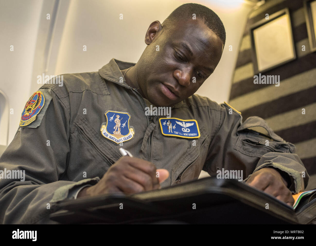 Tech. Sgt. Anthony Montgomery, 201st Airlift Squadron assistente di volo, prende pre-volo note prima di una missione disponibilità Airlift a base comune Andrews, Md., Marzo 31, 2017. La 201st come supporta una pianificazione di volo costituita da circa cinque grandi viaggi un mese che vanno da cinque a dodici giorni e quasi ovunque in tutto il mondo. (U.S. Air Force foto di Senior Airman Jordyn Fetter) Foto Stock