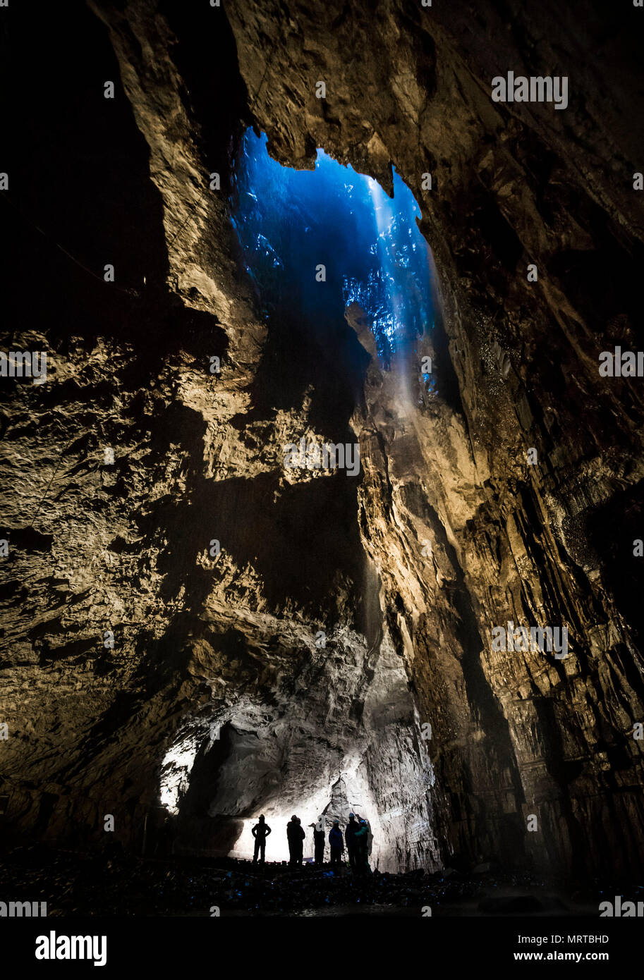 Speleologici esplorare schiusi Gill, la più grande grotta in Gran Bretagna, situato nello Yorkshire Dales National Park in quanto apre al pubblico questo fine settimana. Foto Stock