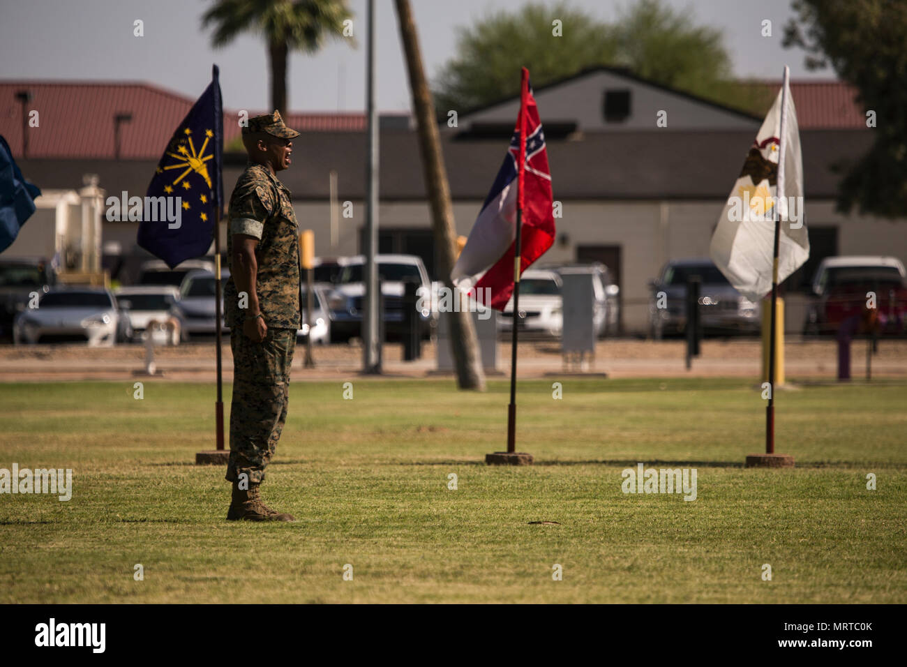 Stati Uniti Marine Corps Staff Sgt. Matthew Bradley, l'aiutante per la cerimonia, chiamate truppe alla fine nel corso Sgt. Il Mag. Delvin R. Smythe's, il Marine Corps Air Station Yuma, Ariz., sergente maggiore, cerimonia di pensionamento, 30 giugno 2017. (U.S. Marine Corps foto scattata dal Lance Cpl. Christian Cachola) Foto Stock