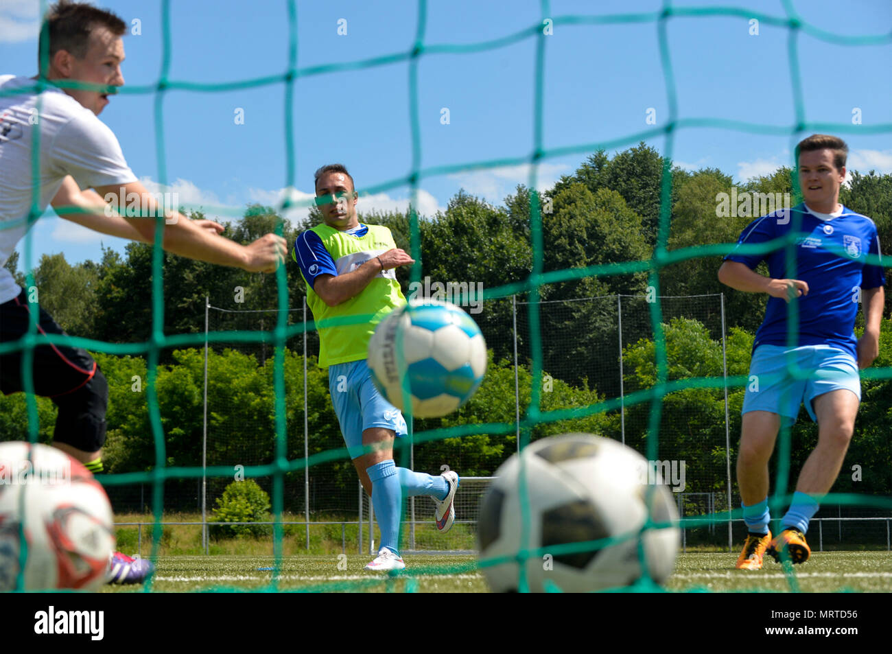 Ramstein Air Base aviatori e Fussballverein Ramstein Fußball Club un team di giocare una partita di calcio durante il programma Grassroots giornata di sport, a Fv Olympia Campo in Ramstein Misenbach, Germania, 24 giugno 2017. Il programma Grassroots ha lo scopo di coinvolgere gli avieri socialmente nella comunità locale, forgia amicizie e aumentare la consapevolezza della cultura tedesca e la comprensione generale. (U.S. Air Force photo by Staff Sgt. Nesha Humes) Foto Stock