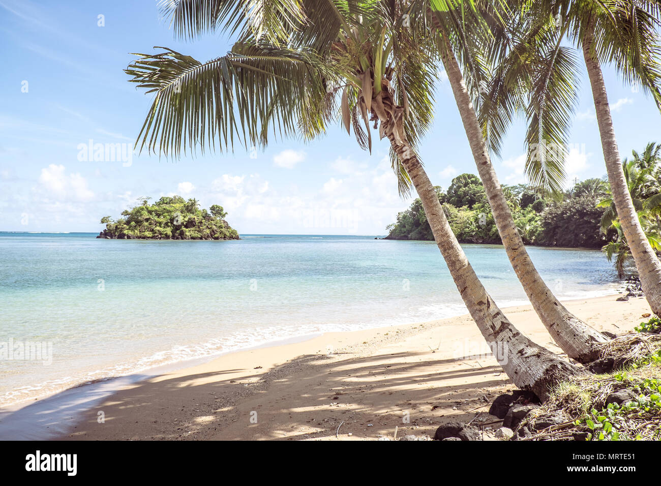 Spiaggia tropicale idilliaco paradiso con isola, mare blu e palme sulla Upolu, Samoa, Sud Pacifico Foto Stock