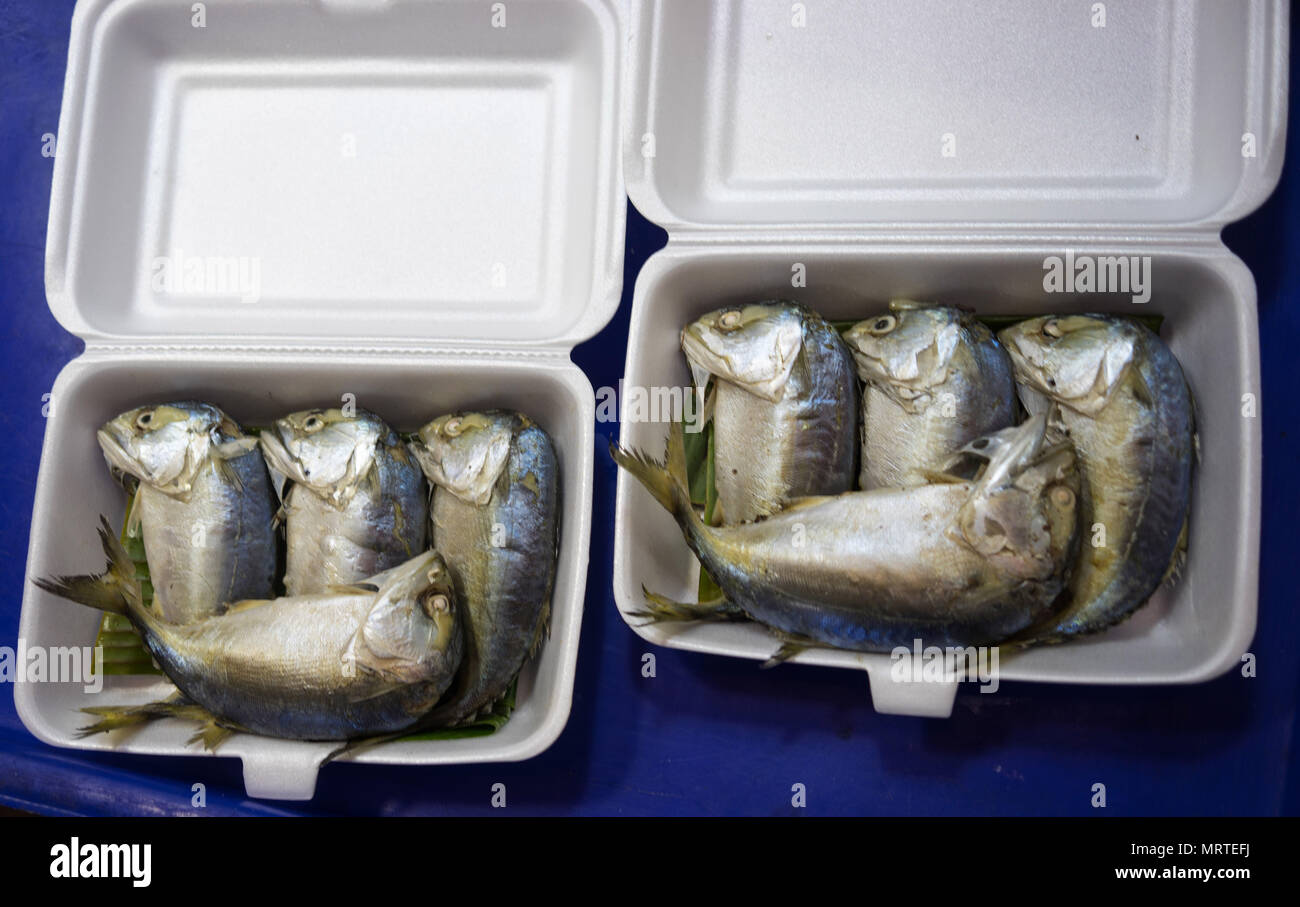 Pesci vendere nel mercato tradizionale, Krabi-Thailand Foto Stock