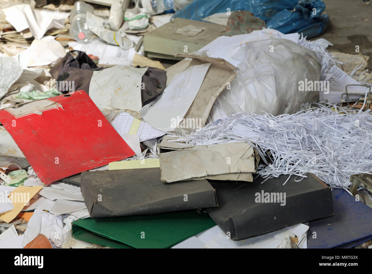 Pila di carta straccia in un ufficio abbandonato con molti garbage Foto Stock