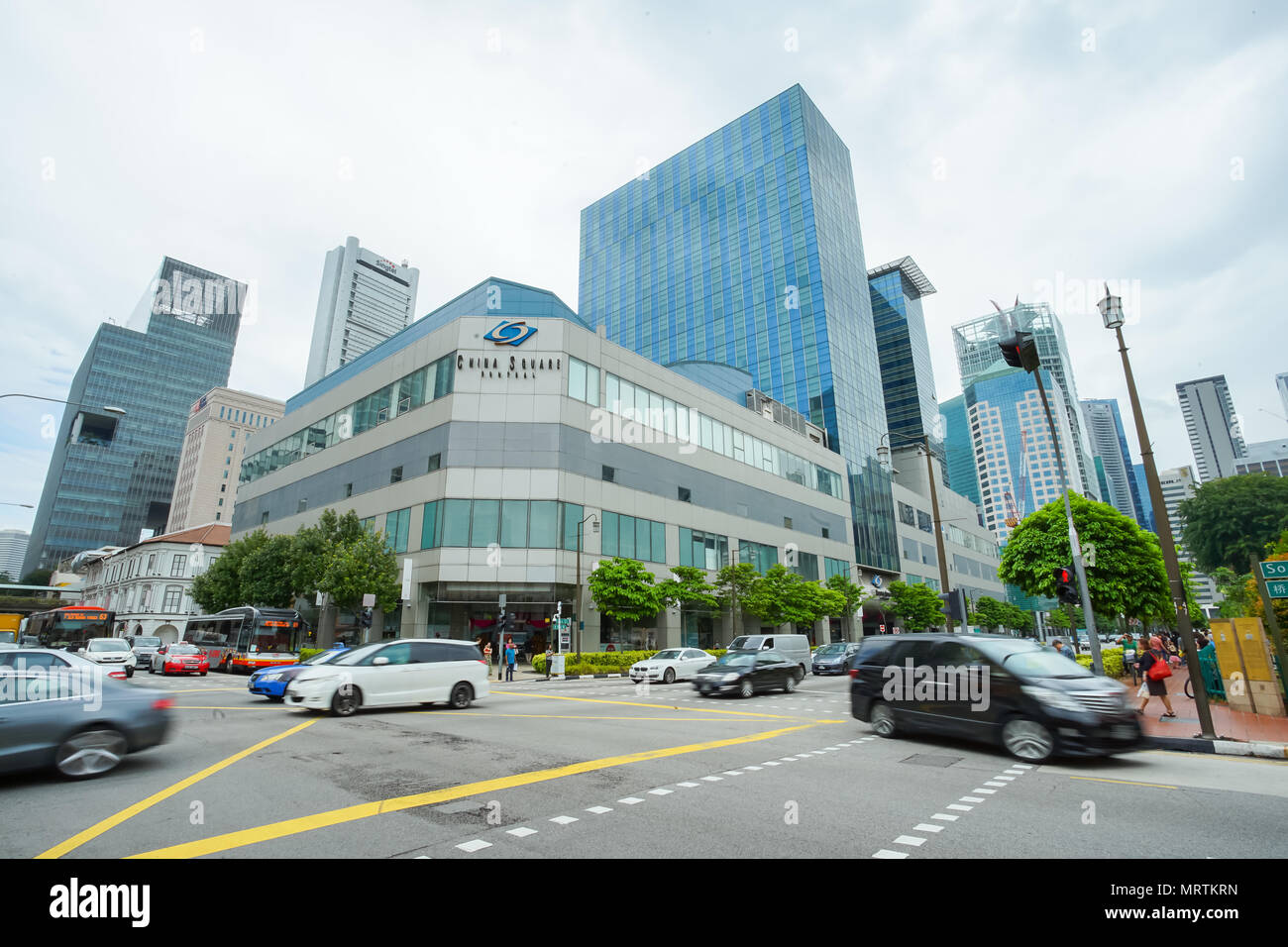 CHINATOWN, Singapore - Jan 20, 2017: Singapore quartiere Chinatown del traffico davanti la Cina quadrato sul giorno nuvoloso. Foto Stock