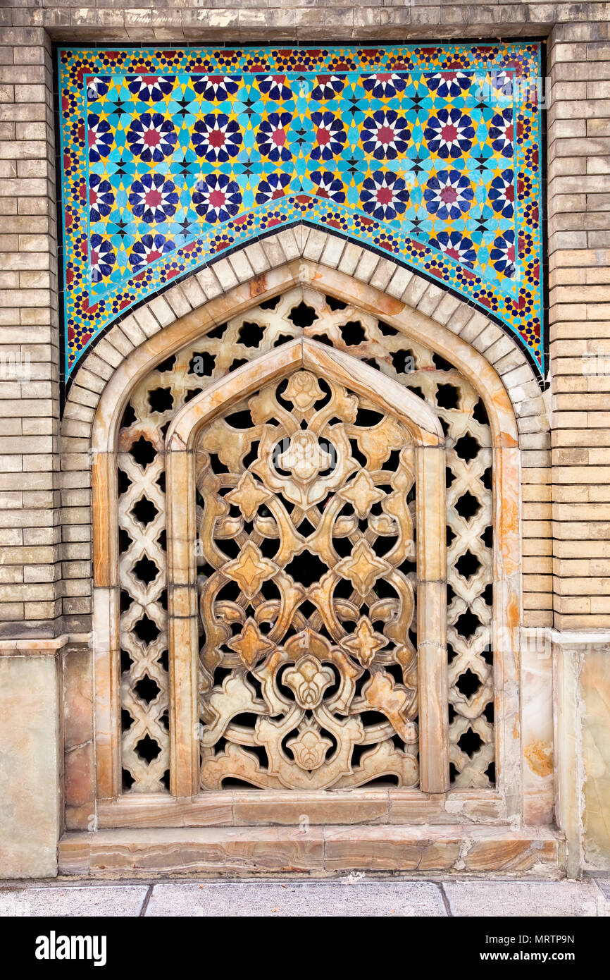 Parete di mosaico e finestra di pietra del palazzo Golestan, Teheran, Iran Foto Stock