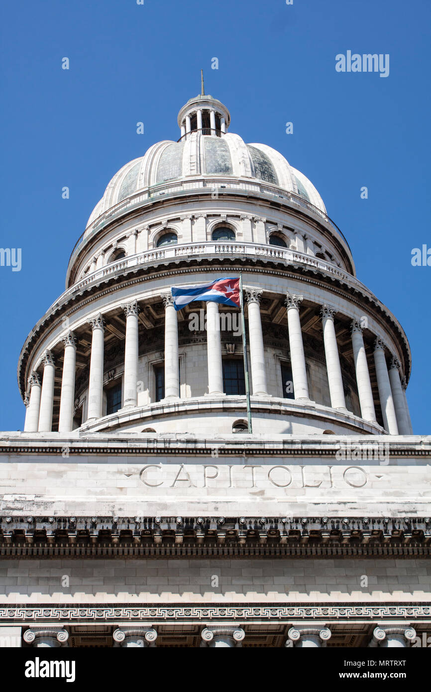 Vista di sventola bandiera cubana su National Capitol Building a l'Avana. Foto Stock