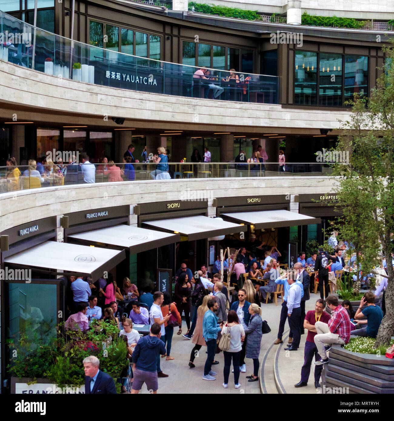 Città di Londra i lavoratori godono di pausa pranzo a Broadgate Circle,Londra, Regno Unito, dove vengono a mangiare, bere & socializzare in questo moderno e fiorente hub. Foto Stock