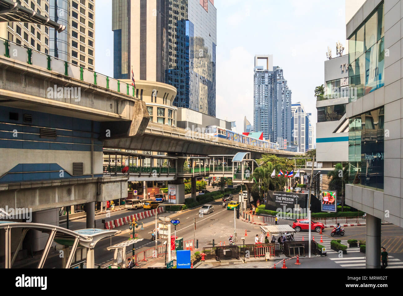 Bangkok, Thailandia-28th Marzo 2018: voce dello Skytrain giù Sukhumvit road verso la stazione di Asoke, la linea è parte del sistema di trasporto pubblico. Foto Stock