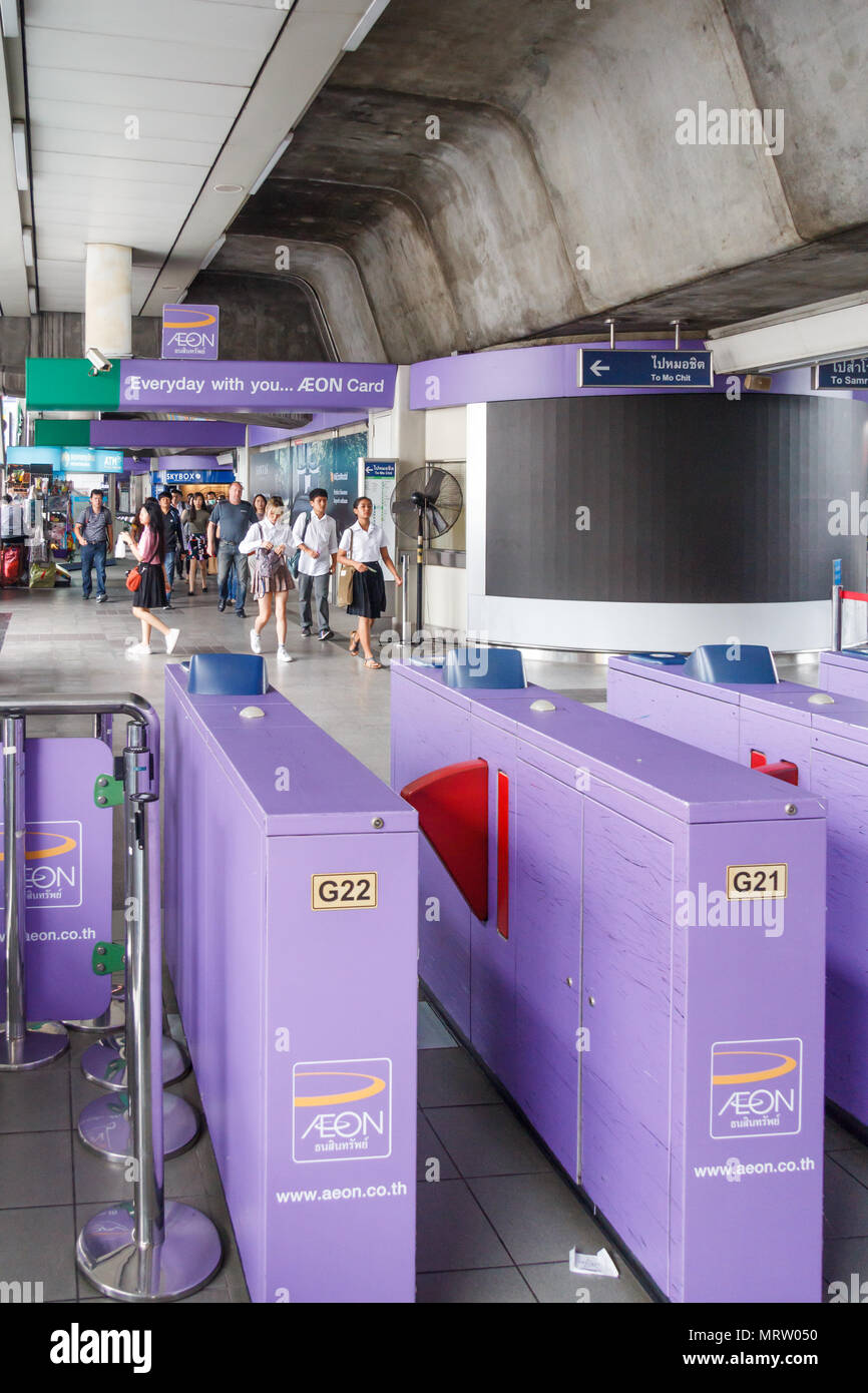 Bangkok, Thailandia-28th Marzo 2018: Asoke BTS Station.I viaggiatori avvicinando l'uscita tornelli. Foto Stock