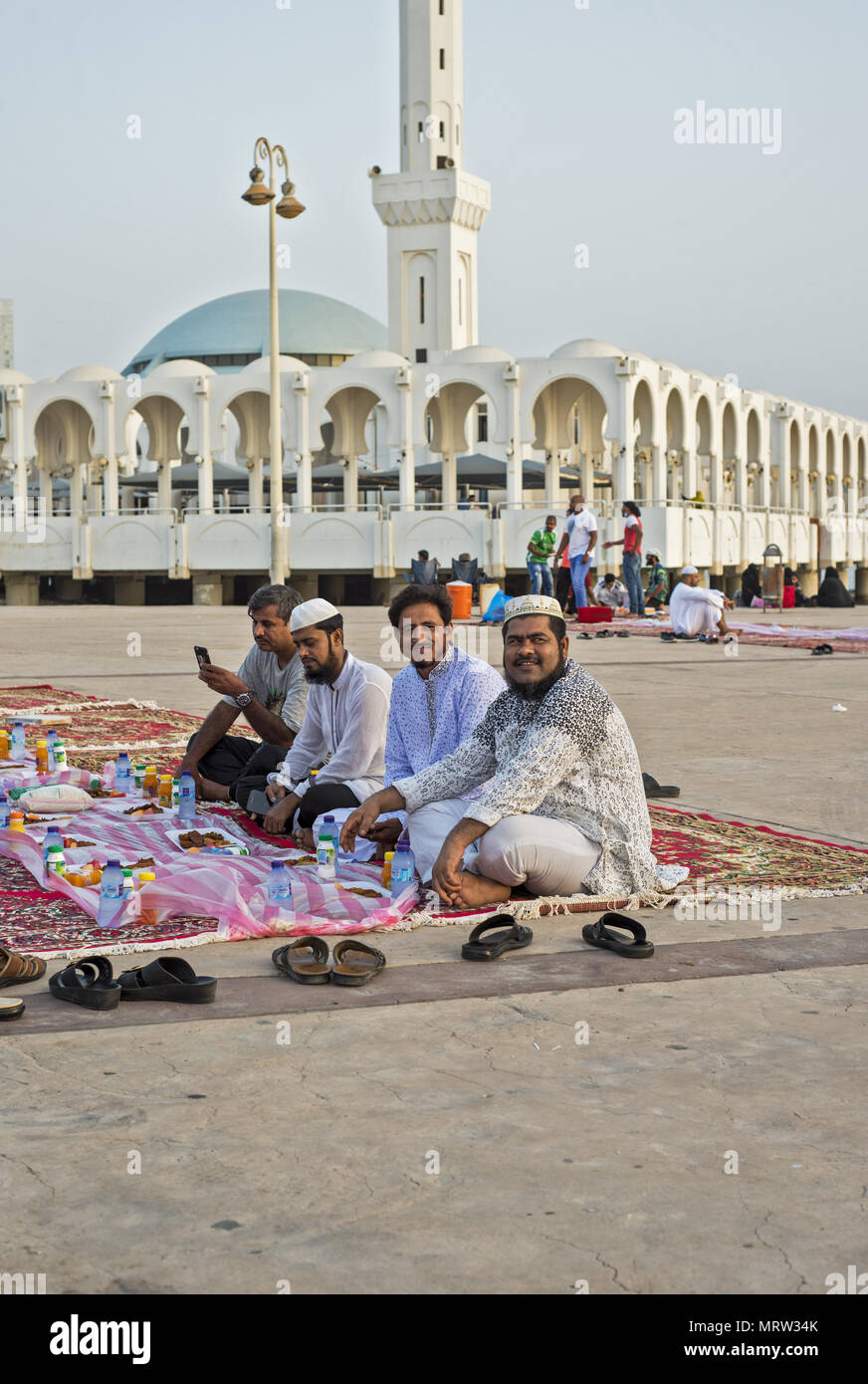 I pellegrini in attesa di rompere il digiuno in Ramadan di Jeddah, Arabia Saudita presso la moschea flottante Foto Stock