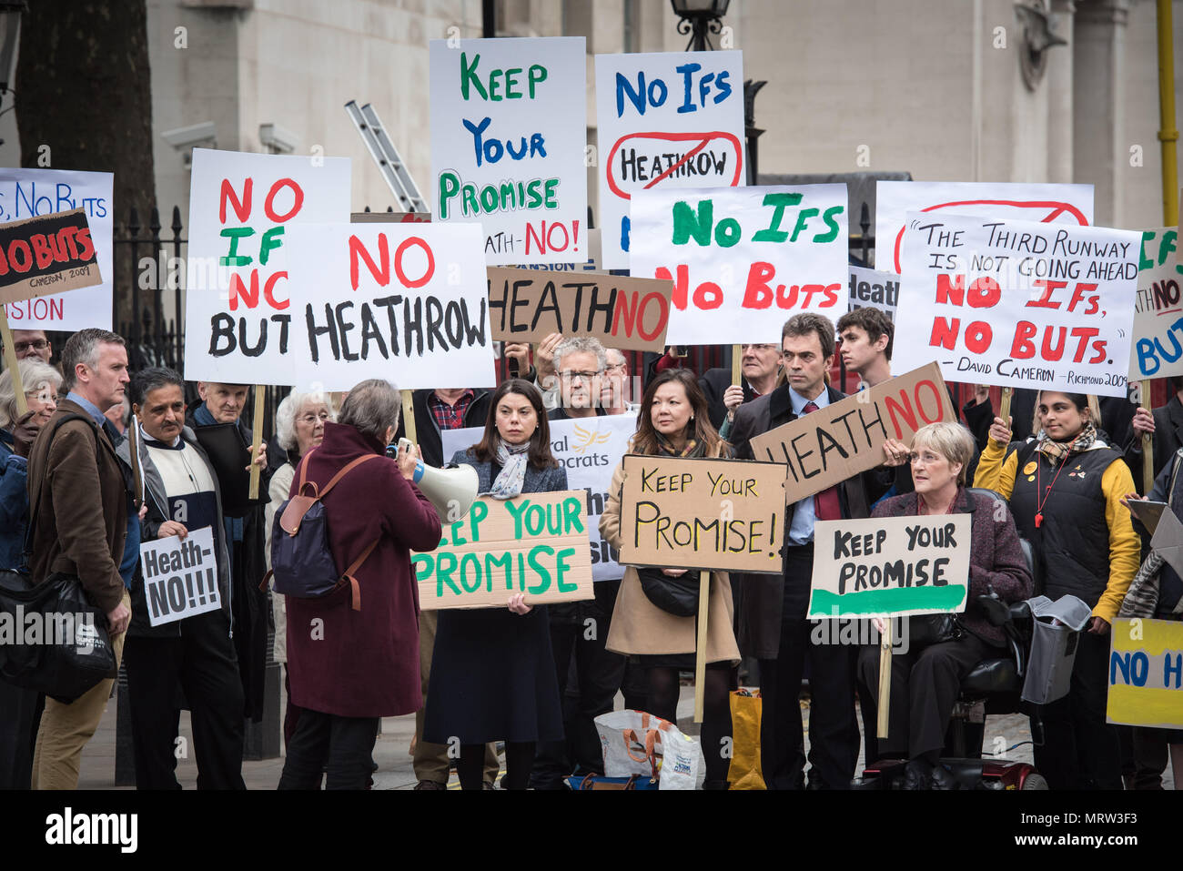 Whitehall, London, Regno Unito.Il 25 ottobre 2016. Vince il cavo (indossando hat) unisce un piccolo anti-Heathrow protestare di fronte a Downing Street, Londra Foto Stock