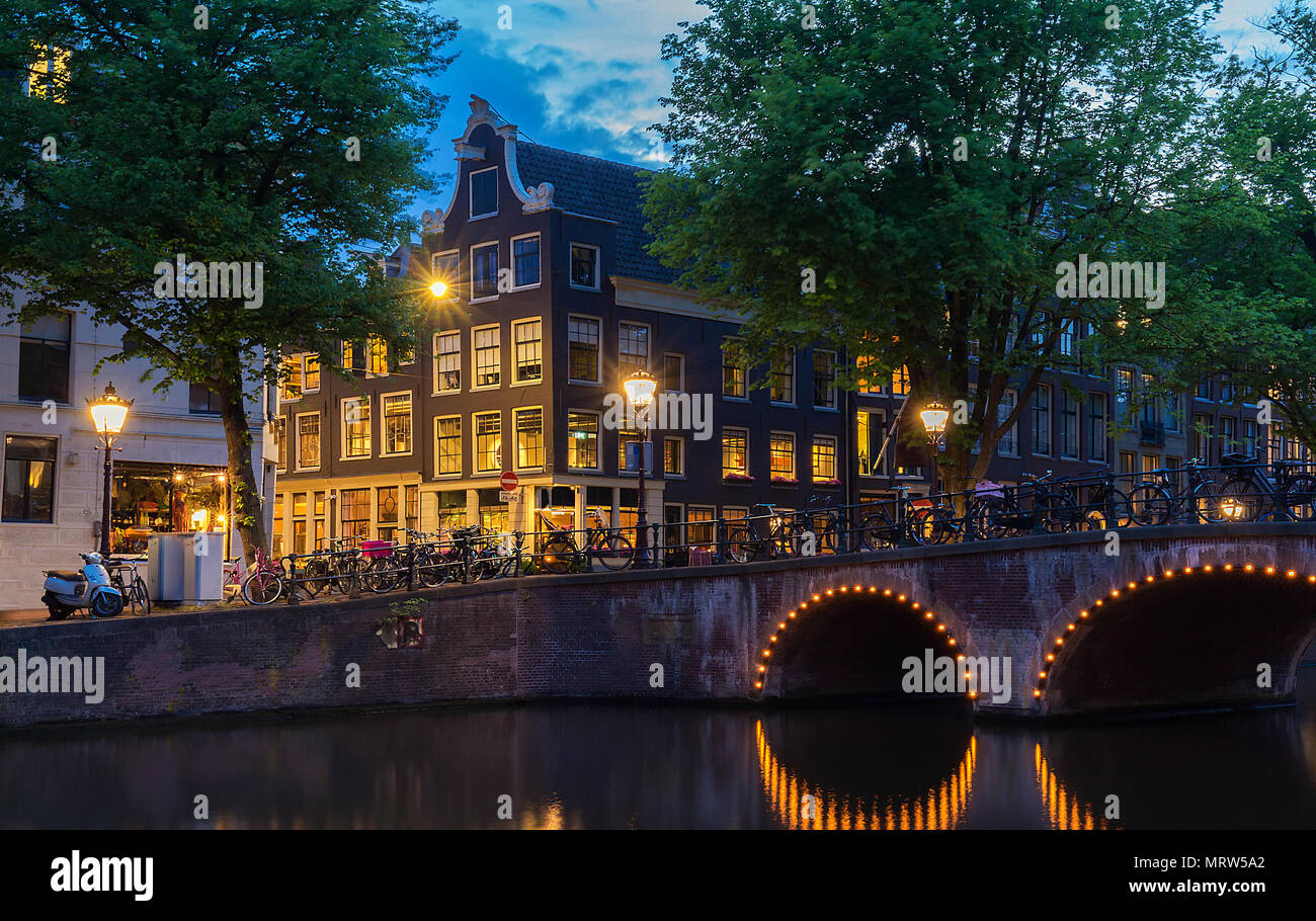 Tradizionali olandesi vecchie case sui canali di Amsterdam di notte. Foto Stock