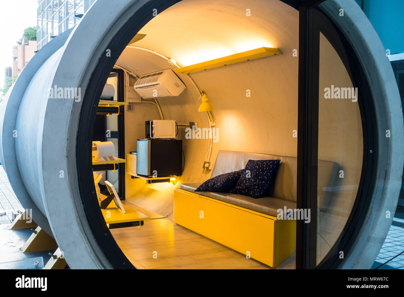 Micro appartamento in un tubo di calcestruzzo, chiamato anche pod nano alloggiamento in HK Foto Stock