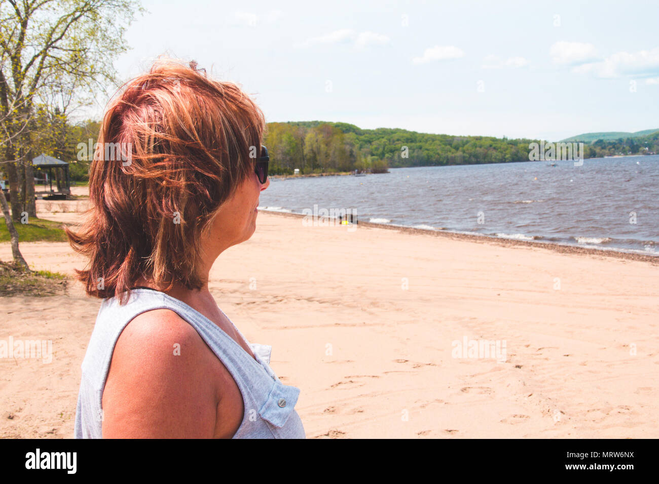 Ritratto di donna in pensione in vacanza in spiaggia Lago Maskinonge St-Gabriel-de-Brandon Québec Canada Foto Stock