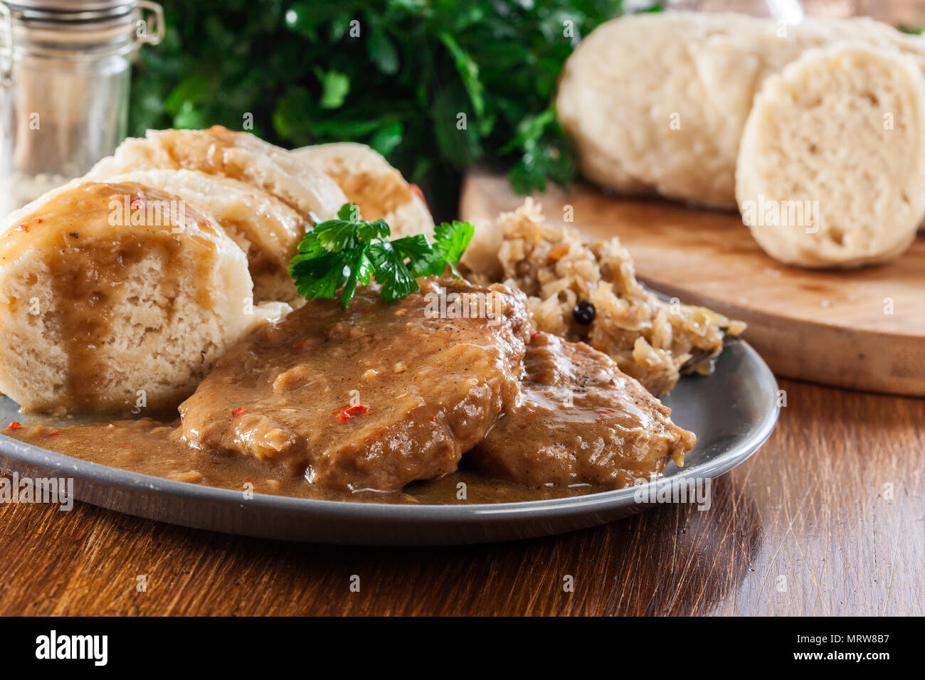 Lombo di maiale in salsa con gnocchi di pane e crauti. La cucina ceca Foto Stock