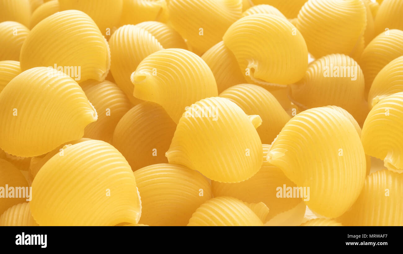 Sfondo di cibo crudo Lumaconi maccheroni Foto Stock