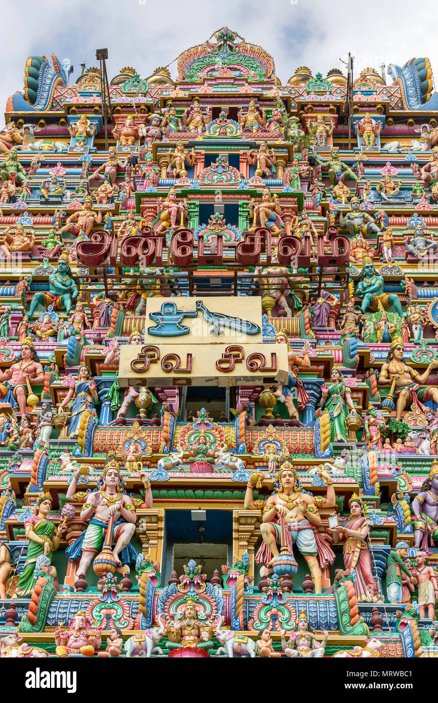 Figure indù su Arulmigu Kapaleeswarar Temple, Chennai, nello Stato del Tamil Nadu, India Foto Stock