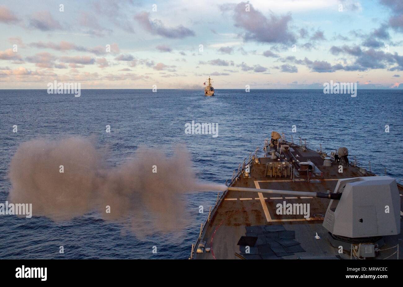 170529-N-HI376-021 SUD PACIFICO (29 giugno 2017) La distribuita Arleigh Burke-class guidato-missile destroyer USS McCampbell (DDG 85) incendi i suoi 5 pollici pistola durante una coordinata live-fire gunnery esercizio. McCampbell è di pattuglia NEGLI STATI UNITI 7 flotta area di operazioni a sostegno della sicurezza e della stabilità in Indo-Asia-regione del Pacifico. (U.S. Foto di Marina di Massa lo specialista di comunicazione 2a classe Jeremy Graham/rilasciato) Foto Stock