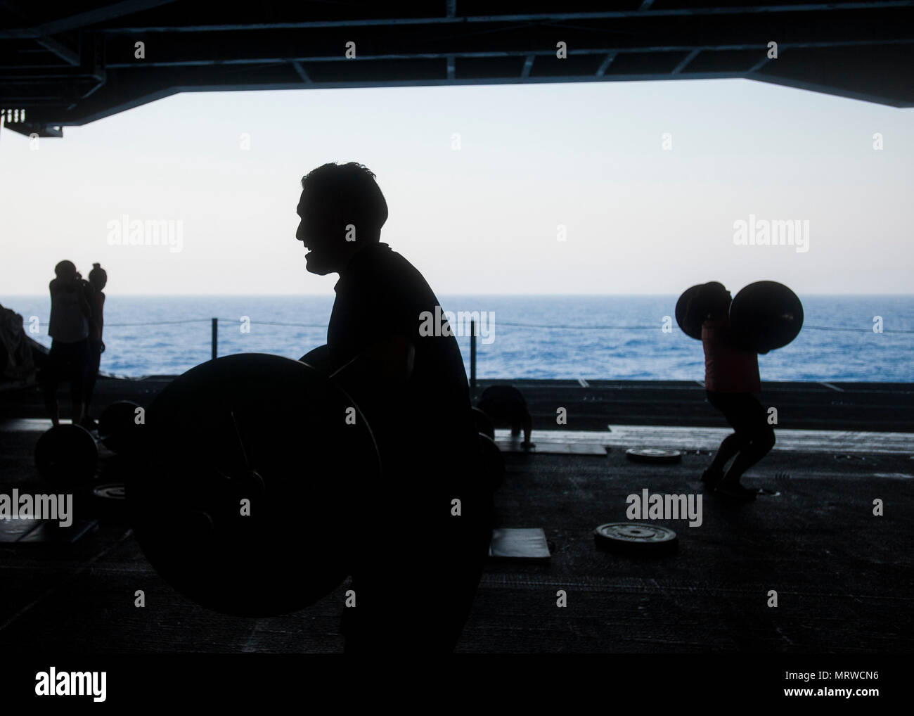 170630-N-ME396-026 Mare Mediterraneo (30 giugno 2017) Chief Warrant Officer Gabriel Arroyo partecipa in un giorno di indipendenza allenamento in hangar bay a bordo della portaerei USS George H.W. Bussola (CVN 77). La nave e il suo supporto strike gruppo stanno conducendo operazioni militari negli Stati Uniti Sesta flotta area di operazioni a sostegno degli Stati Uniti per gli interessi di sicurezza nazionali in Europa e in Africa. (U.S. Foto di Marina di Massa lo specialista di comunicazione di terza classe Tristan B. Lotz/rilasciato) Foto Stock