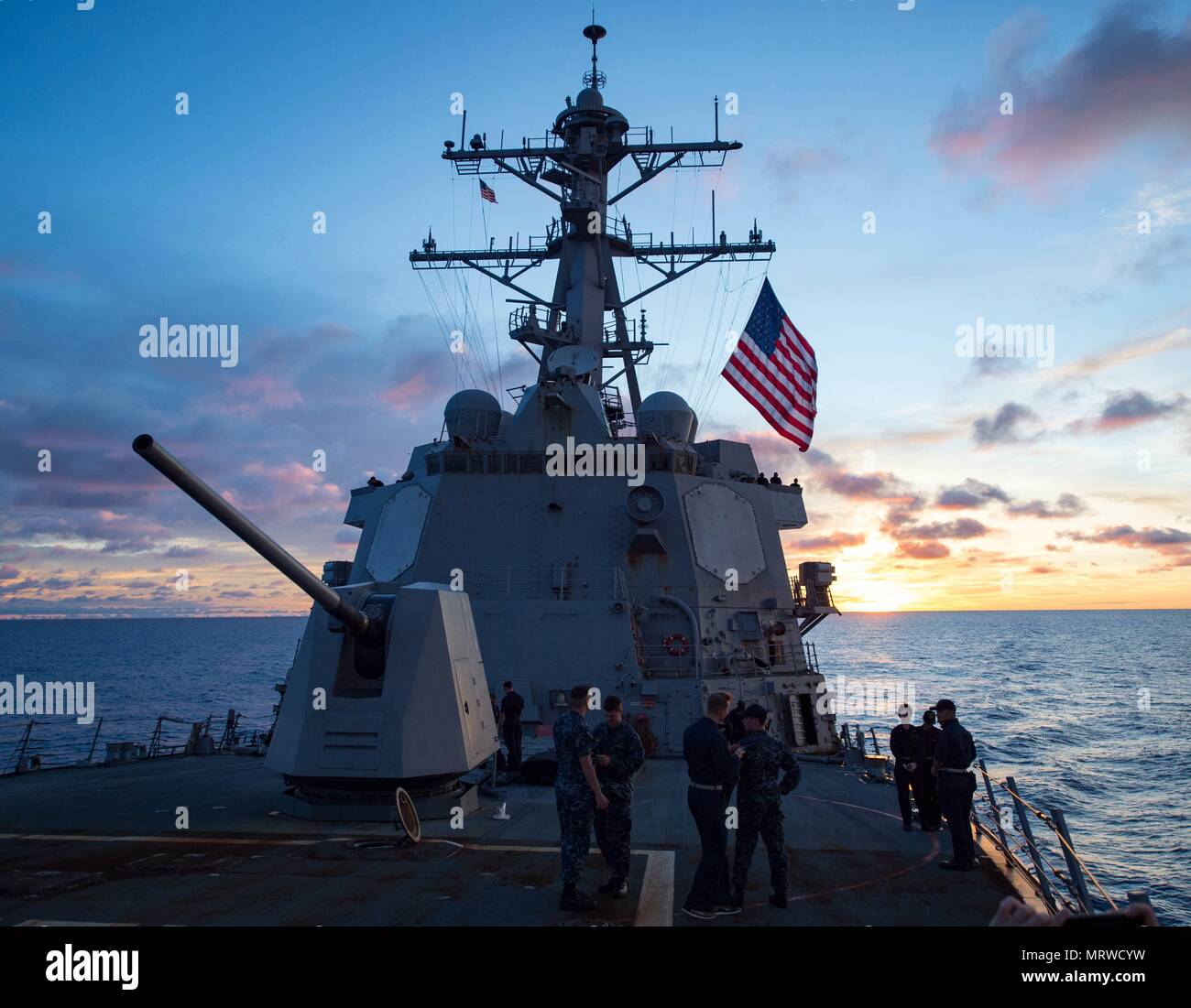 170529-N-HI376-0077SUD PACIFICO (29 giugno 2017) marinai guardare il sole insieme a seguito di una coordinata live-fire gunnery esercizio a bordo distribuita Arleigh Burke-class guidato-missile destroyer USS McCampbell (DDG 85). McCampbell è di pattuglia NEGLI STATI UNITI 7 flotta area di operazioni a sostegno della sicurezza e della stabilità in Indo-Asia-regione del Pacifico. (U.S. Foto di Marina di Massa lo specialista di comunicazione 2a classe Jeremy Graham/rilasciato) Foto Stock