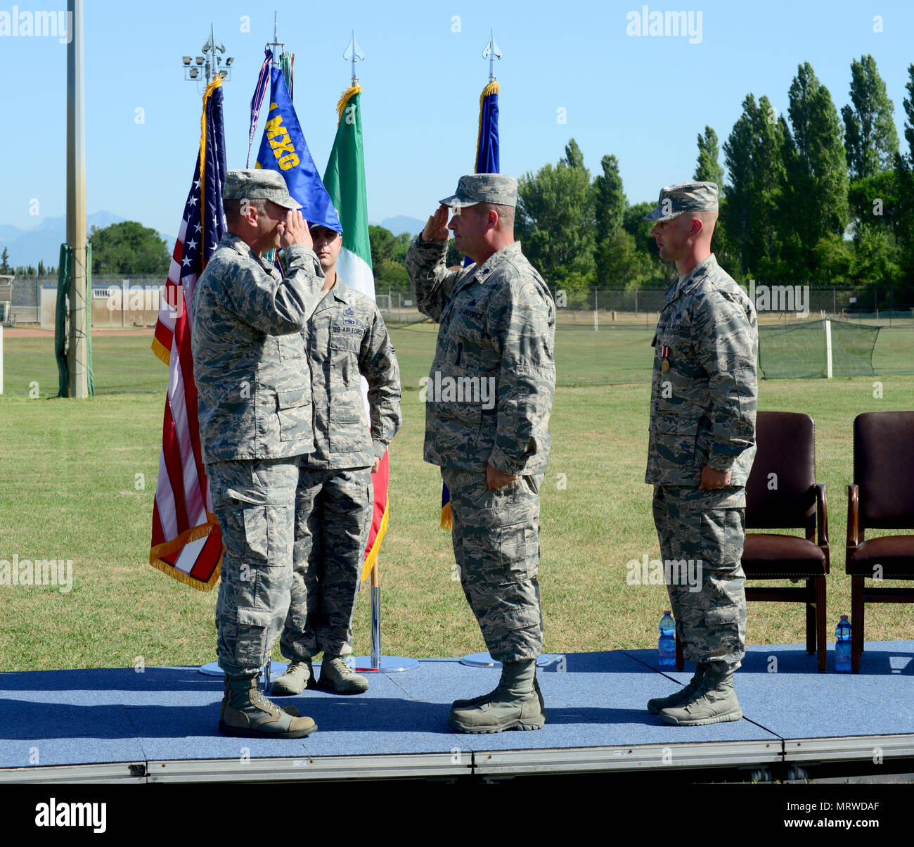 Da sinistra, U.S Air Force Col. Matteo A. Kmon, Commander, 31 gruppo Manutenzione, la base aerea di Aviano, Italia, U.S Air Force Lt. Col. Terry L. Wanner JR, comandante in entrata delle munizioni 731st Squadron e U.S Air Force Lt. Col. Mark L. Ashman, comandante uscente della 731st munizioni Squadron, durante la 731st munizioni Squadron Modifica del comando cerimonia, Camp Darby, Italia, Luglio 7, 2017.(foto di Vincenzo Vitiello/RILASCIATO). Foto Stock