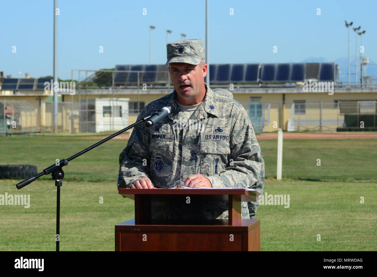 U.S Air Force Lt. Col. Terry L. Wanner JR, comandante in entrata delle munizioni 731st Squadron, durante il suo intervento al 731st munizioni Squadron Modifica del comando cerimonia, Camp Darby, Italia, Luglio 7, 2017.(foto di Vincenzo Vitiello/RILASCIATO). Foto Stock