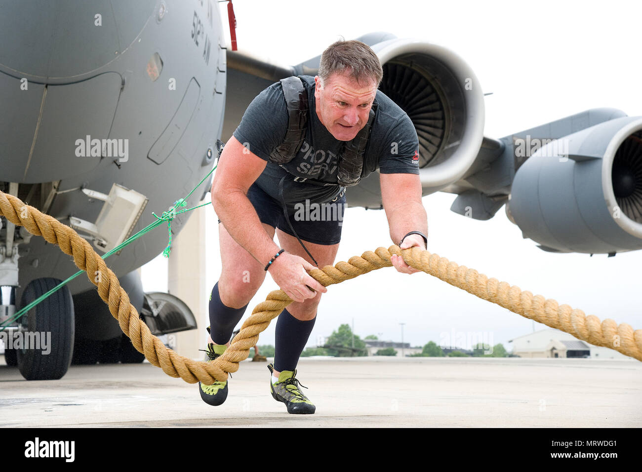 La Cmdr. Concessione Edwards, Australian federale di polizia, Ambasciata di Australia, Washington D.C., tira lentamente un C-17 Globemaster III sul suo primo tentativo, 16 giugno 2017, a Dover Air Force Base, Del. Edwards, un australiano uomo forte atleta, che in precedenza ha gareggiato nel mondo del uomo più forte concorrenza, è pianificata per tentare di tirare un C-17 durante il "Thunder oltre Dover: 2017 Dover AFB Open House", 26-27 agosto. (U.S. Air Force Foto di Roland Balik) Foto Stock