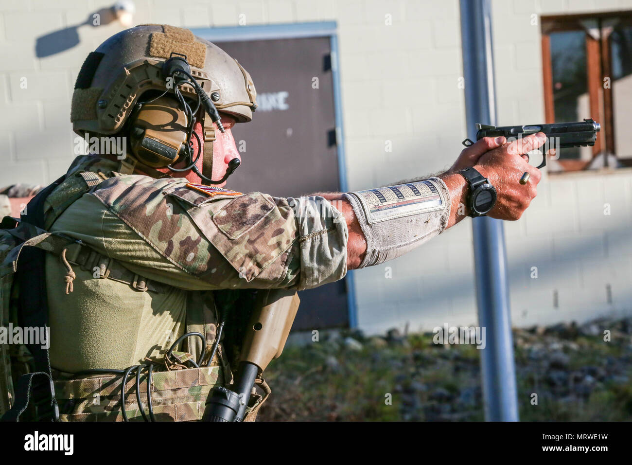 Berretti Verdi assegnati alle Forze Speciali competenze avanzate Azienda Sniper distacco, 1a delle forze speciali Gruppo (Airborne) correre attraverso un stress urbano sparare su base comune Lewis-Mccorda, Wa., il 29 giugno, 2017. Il training consente il cecchino ai team di lavorare sulle proprie abilità in una stressante e realistico urbano ambiente di ripresa. Foto Stock