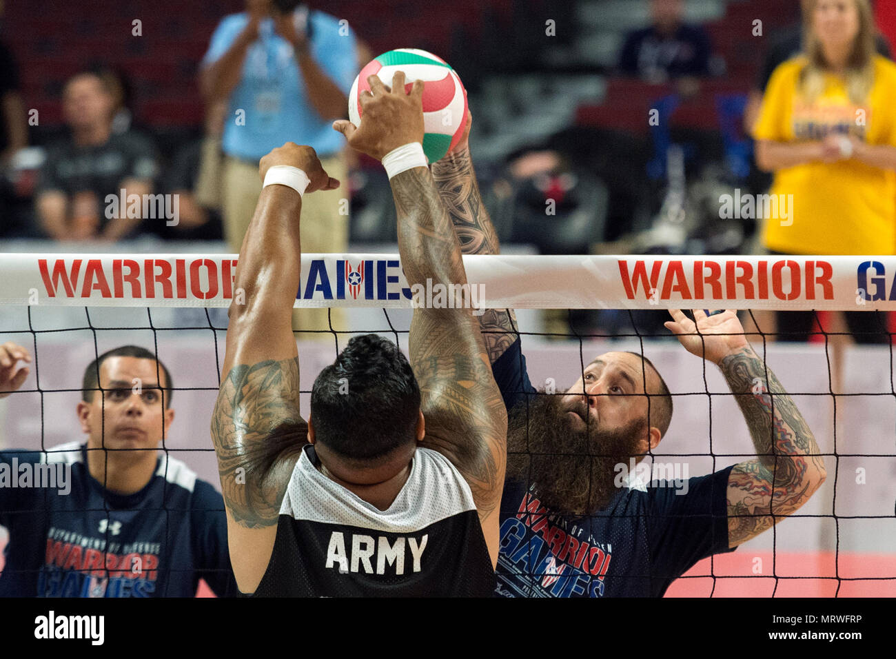 Il veterano della marina militare marinaio Steven Davis tenta un picco durante la seduta pallavolo medaglia d oro round del 2017 Dipartimento di Difesa Warrior giochi presso la United Center di Chicago Luglio 7, 2017. (DoD foto di EJ Hersom) Foto Stock