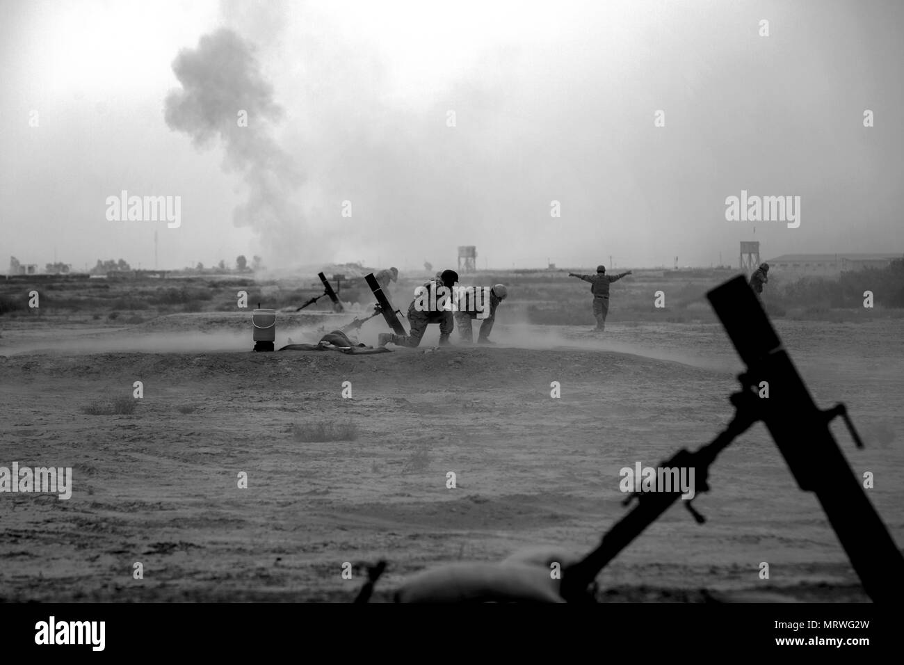 L'esercito iracheno è il ramo della guerra terrestre delle forze armate irachene responsabili delle operazioni di combattimento a terra. L'immagine d'archivio documenta i soldati iracheni che sparano mortai da 120 mm durante l'addestramento di fuoco indiretto condotto dall'esercito portoghese al Besmaya Range Complex il 5 luglio 2017, come parte della Combined Joint Task Force - Operation Inherent Resolve che costruisce le capacità dei partner contro l'ISIS. Foto Stock