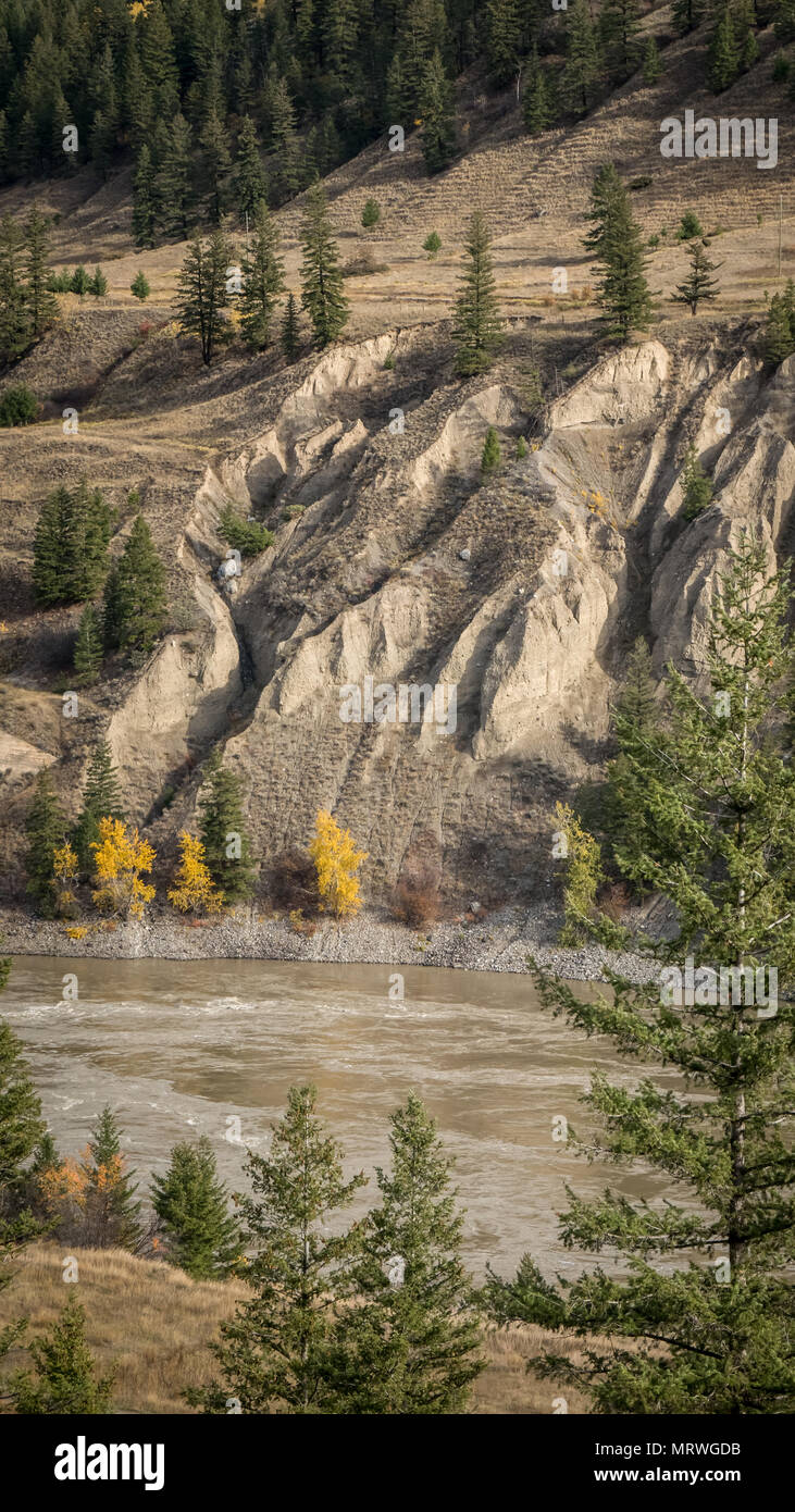 L'acqua sta cominciando a costruire hoodoos a pecore Creek Bridge, vicino a Williams Lake, BC, Canada. Come si vede da un popolare punto di visualizzazione lungo l'autostrada 20. Foto Stock