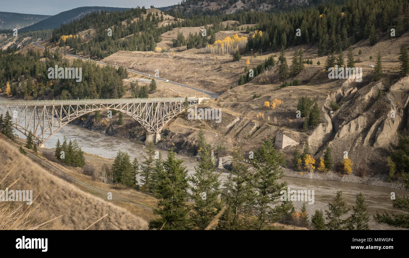 Pecore Creek Bridge, vicino a Williams Lake, BC, Canada. Da un popolare punto di visualizzazione lungo l'autostrada 20, noto anche come Chilcotin-Bella Coola autostrada. Foto Stock