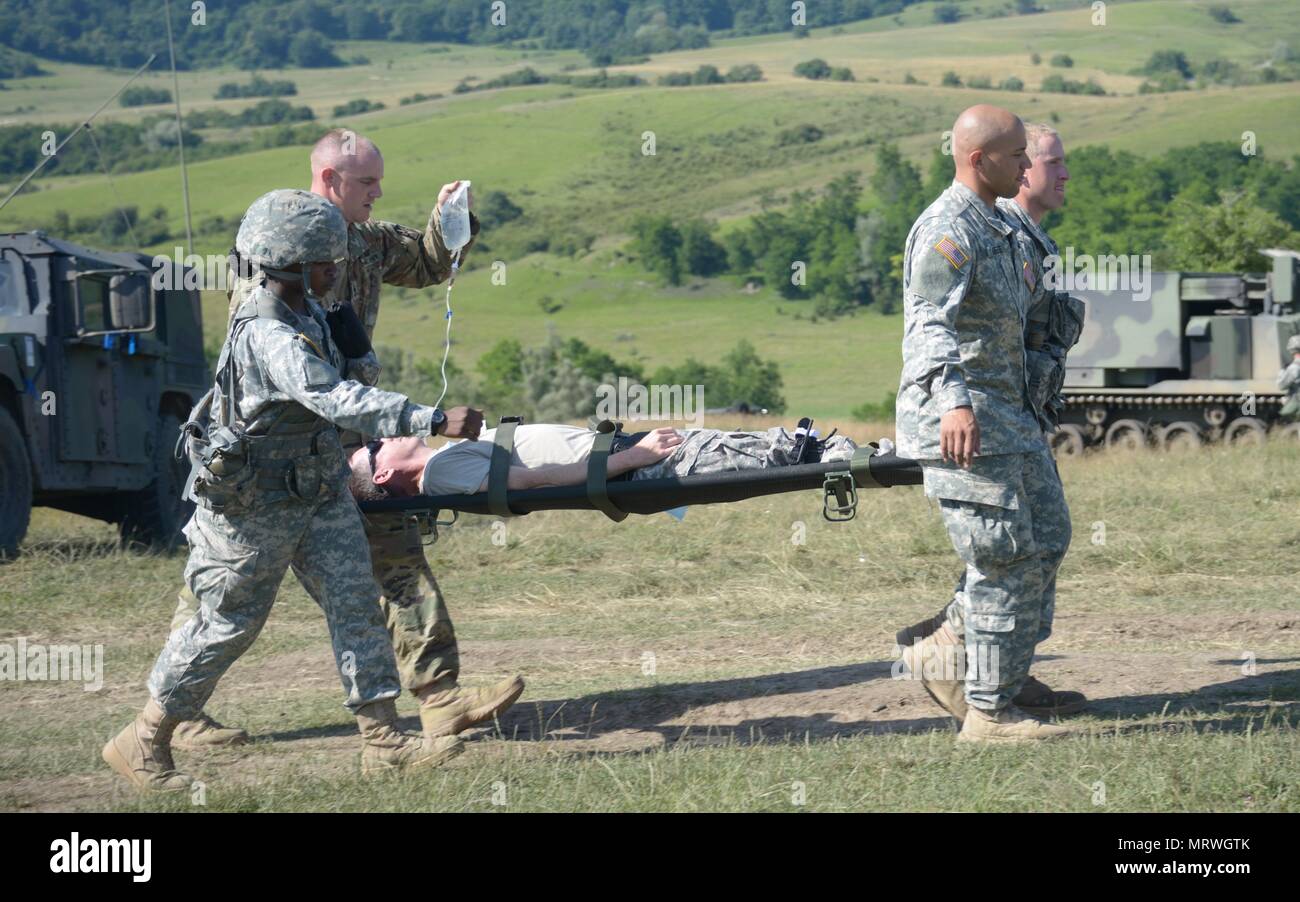 Combat medic soldati con il 5° Battaglione, 113Campo reggimento di artiglieria, North Carolina Esercito Nazionale Guardia, condurre il training di aggiornamento sulla tecnica medica e intervento medico entro l'aide stazione in corrispondenza di una zona di formazione vicino Cincu, Romania, durante l'esercizio Saber Guardian, Luglio 7, 2017. I soldati si stanno preparando per la vita come gli scenari della lotta contro le situazioni che i medici possono affrontare sul campo di battaglia durante l'esercizio Saber custode. Esercizio Saber custode '17 è un U.S. Comando europeo che si svolge in Ungheria, la Romania e la Bulgaria che coinvolgono più di 25.000 membri del servizio da oltre venti allie Foto Stock