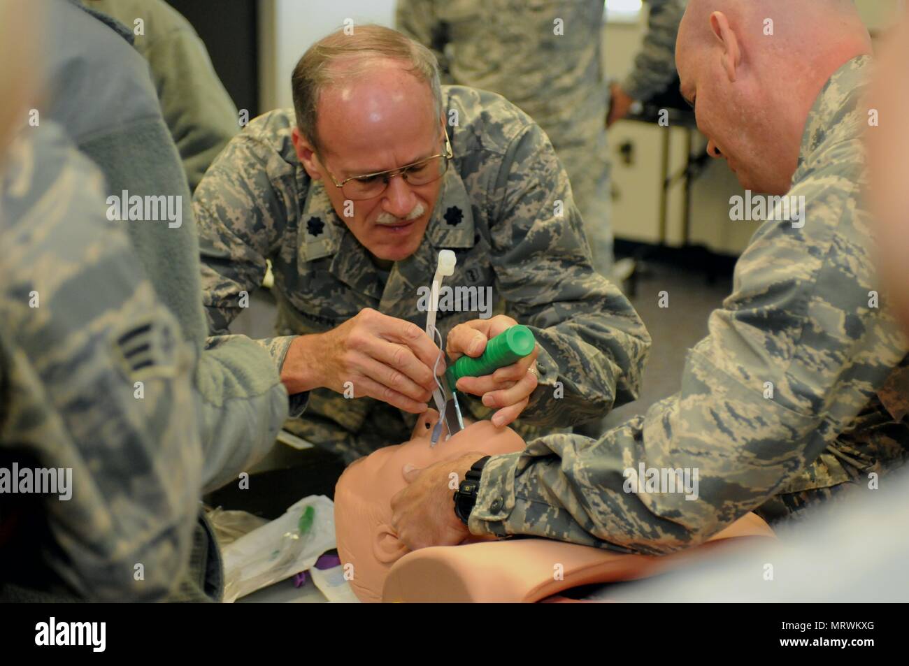 Lt. Col. Glen Hardin, un chirurgo di volo con la Iowa Air National Guard 185th della Air Refuelling Wing, dimostra l'intubazione in cui un tubo è inserito in un paziente per aiutare a mantenere la loro apertura delle vie aeree. La formazione è stata parte della formazione dell'unità gruppo di medici condotti mentre a Camp Rilea, Oregon. Il aviatori erano in Oregon per partecipare Pathfinder-Minuteman, una massa di esercizio di causalità. Stati Uniti Air National Guard foto di Capt. Jeremy J. McClure Foto Stock