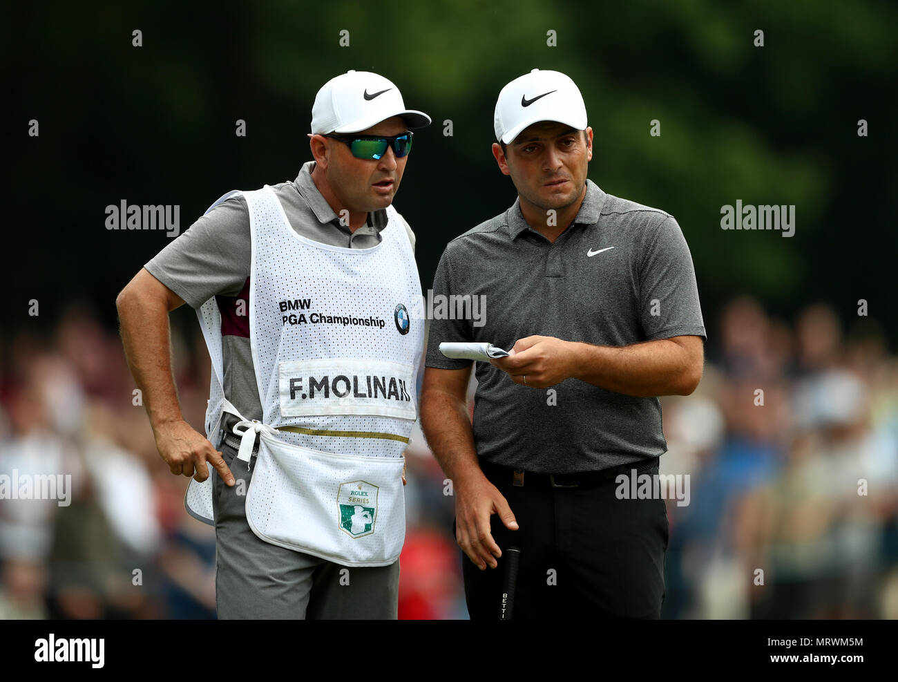 L'Italia Francesco Molinari (destra) sul primo verde durante il giorno quattro del 2018 BMW PGA Championship di Wentworth Golf Club, Surrey. Foto Stock