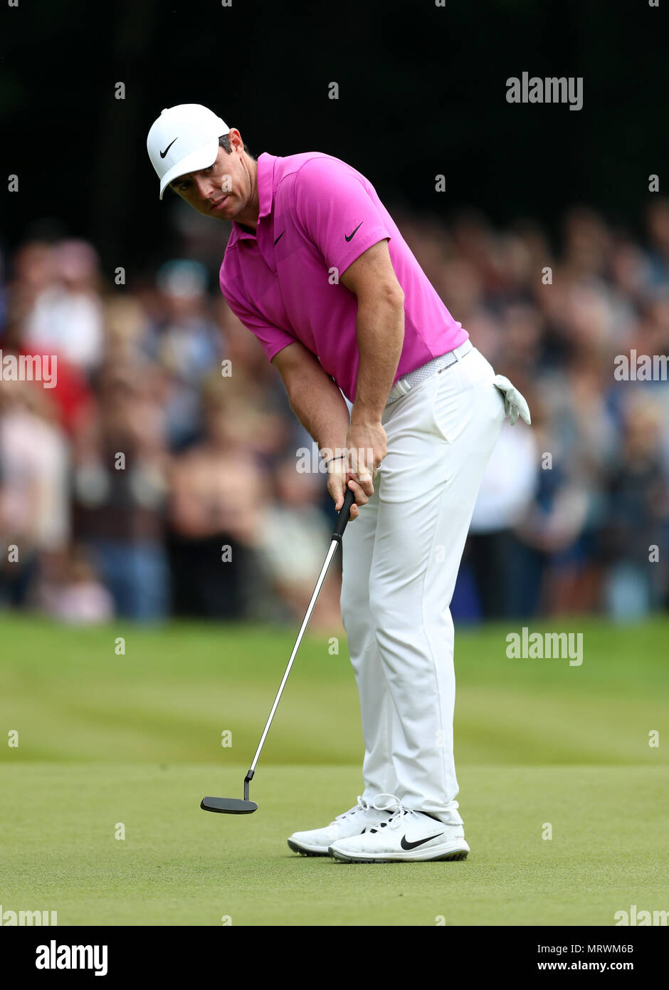 In Irlanda del Nord la Rory McIlroy putts sul primo verde durante il giorno quattro del 2018 BMW PGA Championship di Wentworth Golf Club, Surrey. Foto Stock